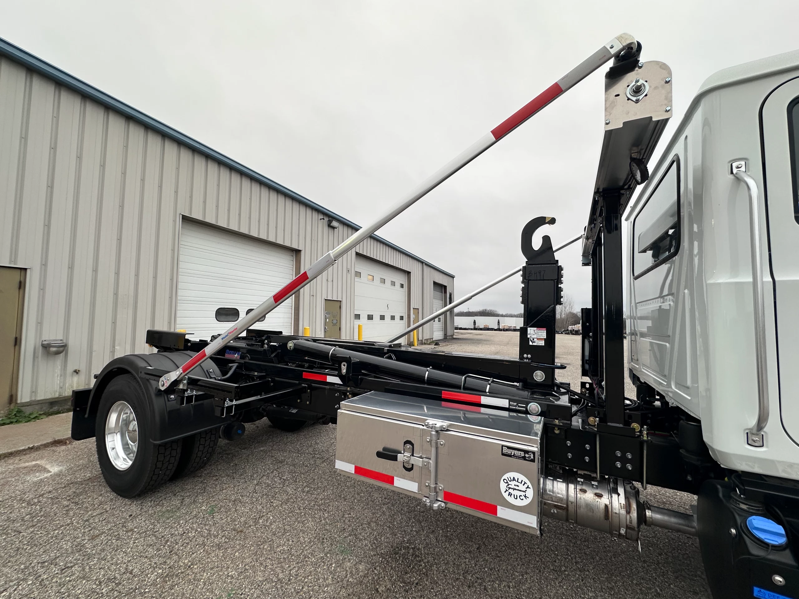 New 2025 MACK MD7 Hooklift Truck - image 4 of 6