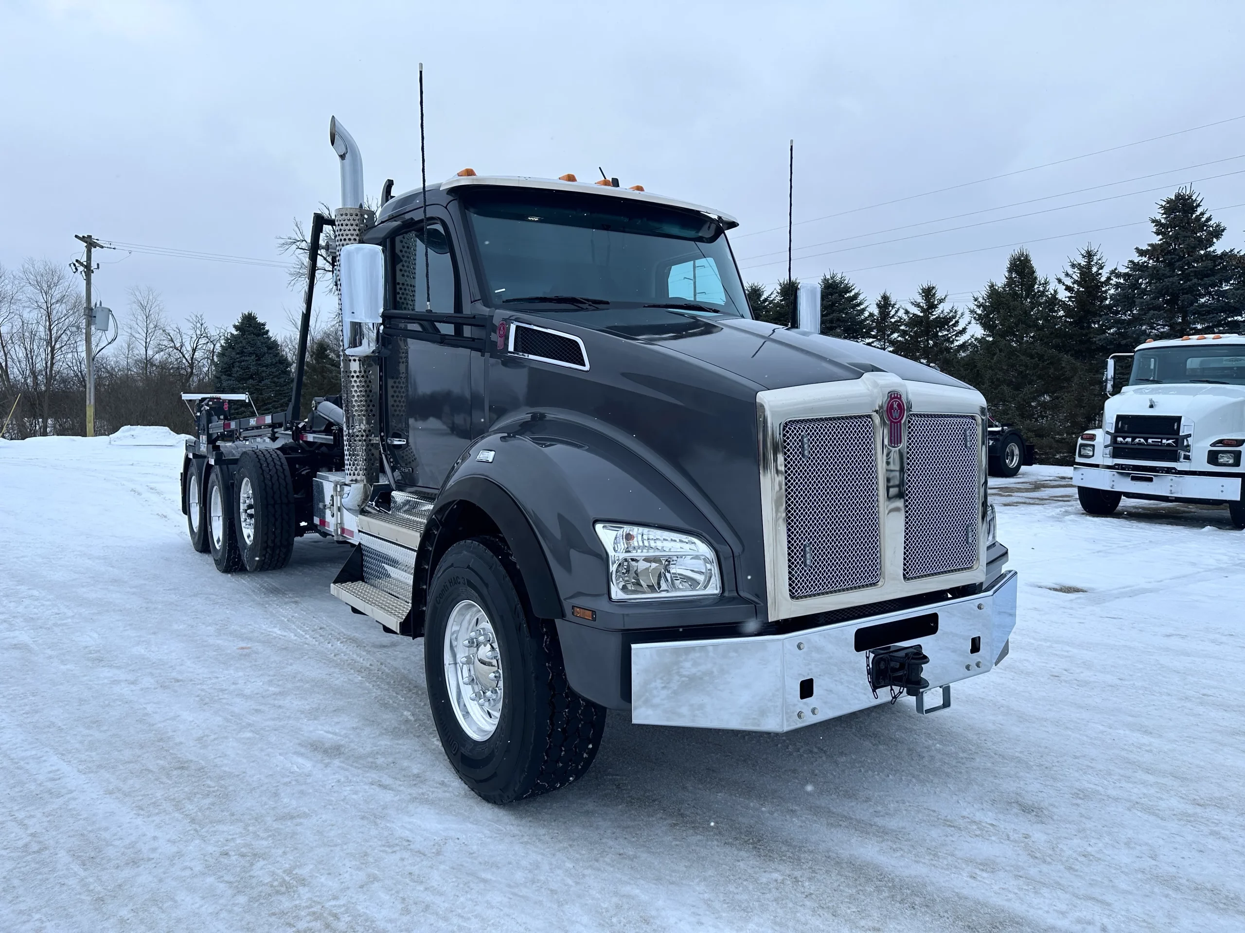 New 2025 Kenworth T880 Hooklift Truck New 2025 KENWORTH T880 Hooklift Truck - image 1 of 6