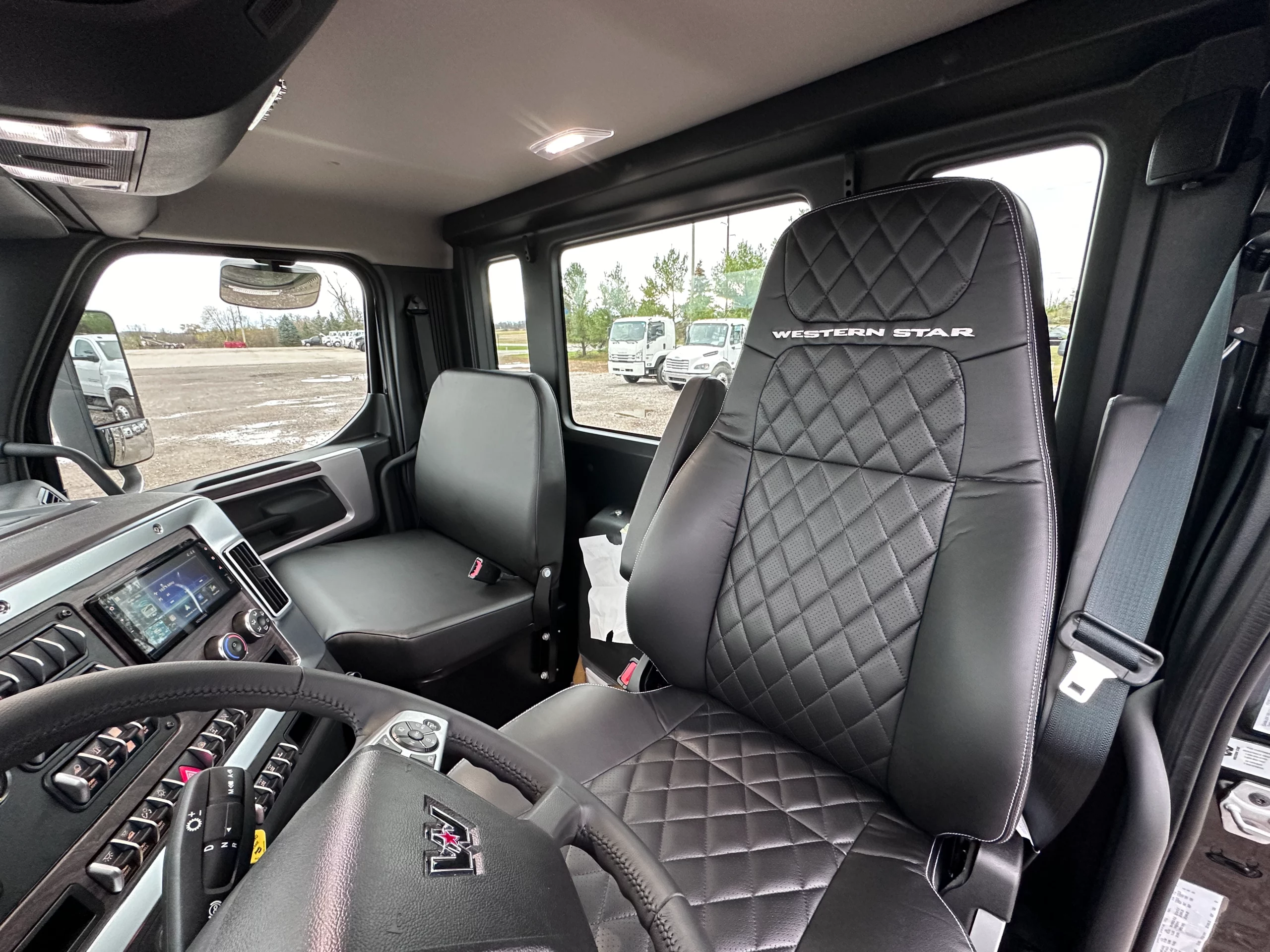 New 2025 WESTERN STAR 49X Hooklift Truck - image 5 of 6