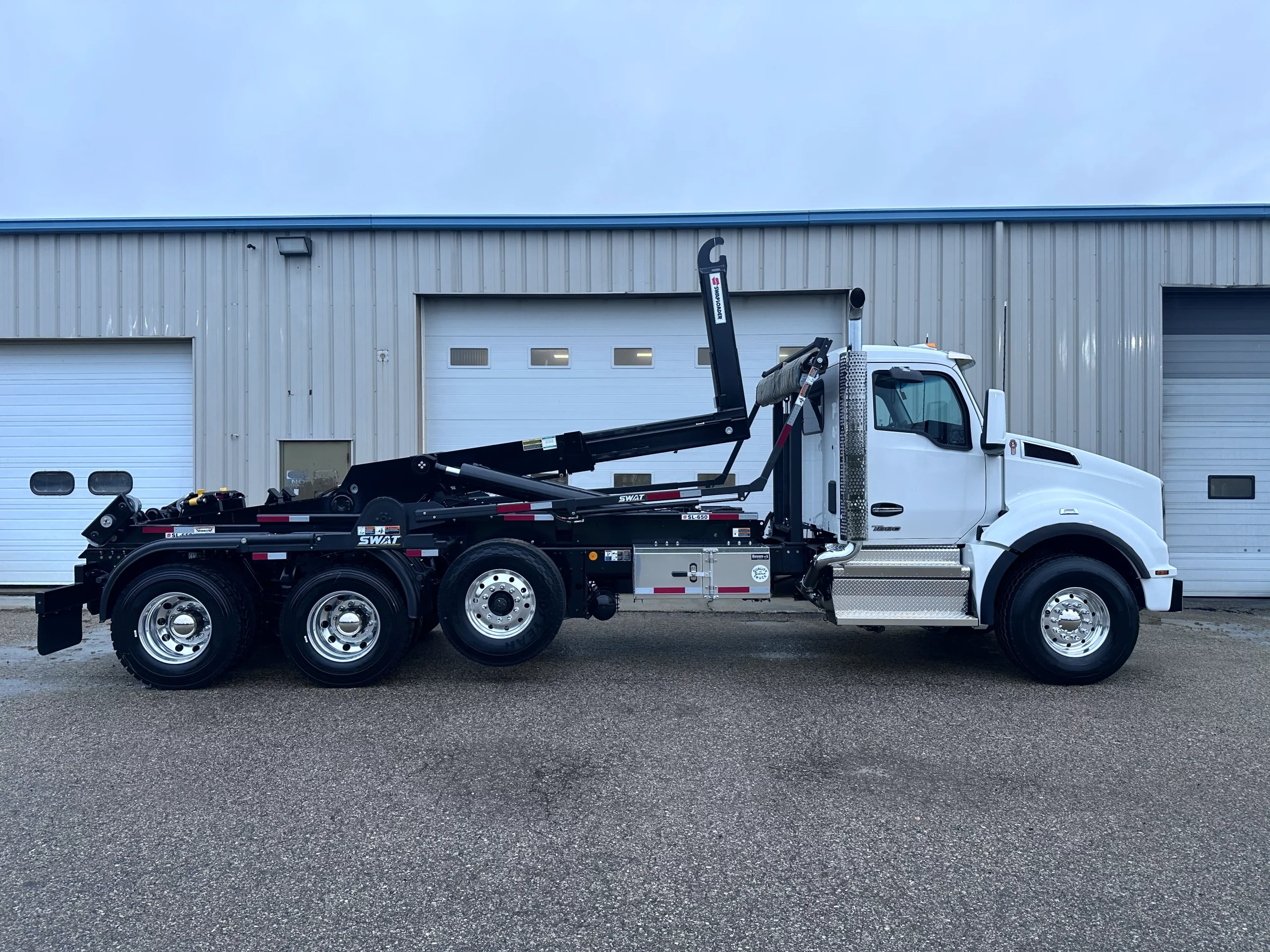 New White Kenworth T880 Hooklift Truck New White Kenworth T880 Hooklift Truck - image 4 of 6