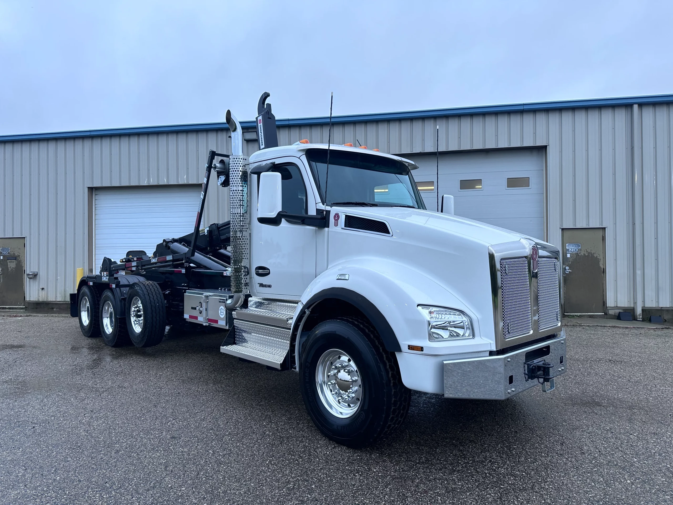 New White Kenworth T880 Hooklift Truck New White Kenworth T880 Hooklift Truck - image 1 of 6