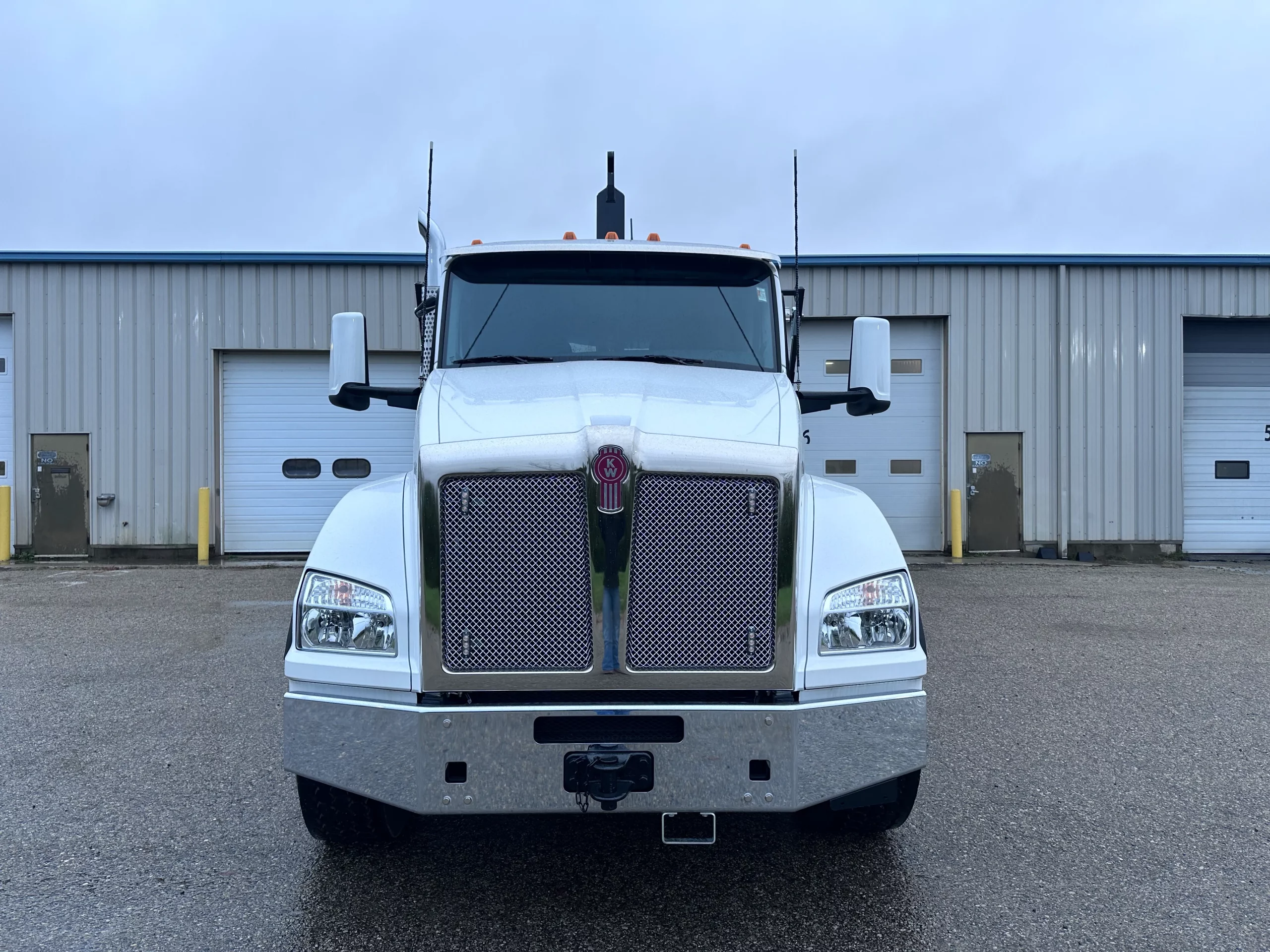 New White Kenworth T880 Hooklift Truck New White Kenworth T880 Hooklift Truck - image 2 of 6