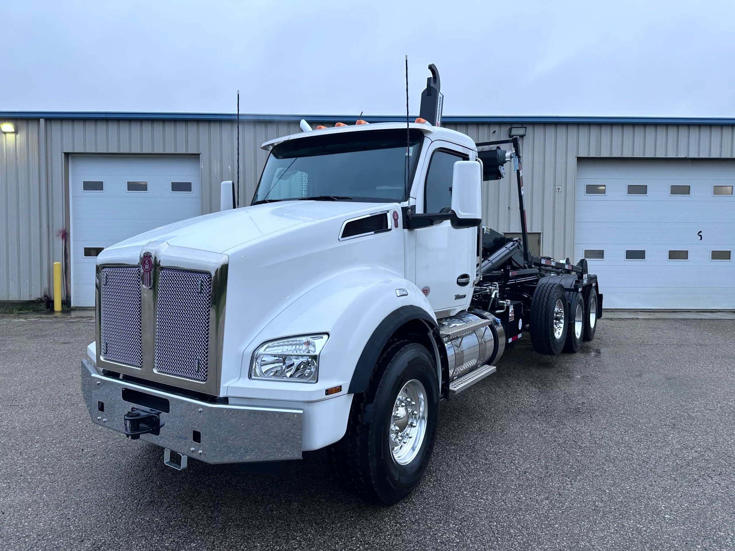 New White Kenworth T880 Hooklift Truck New White Kenworth T880 Hooklift Truck - image 3 of 6