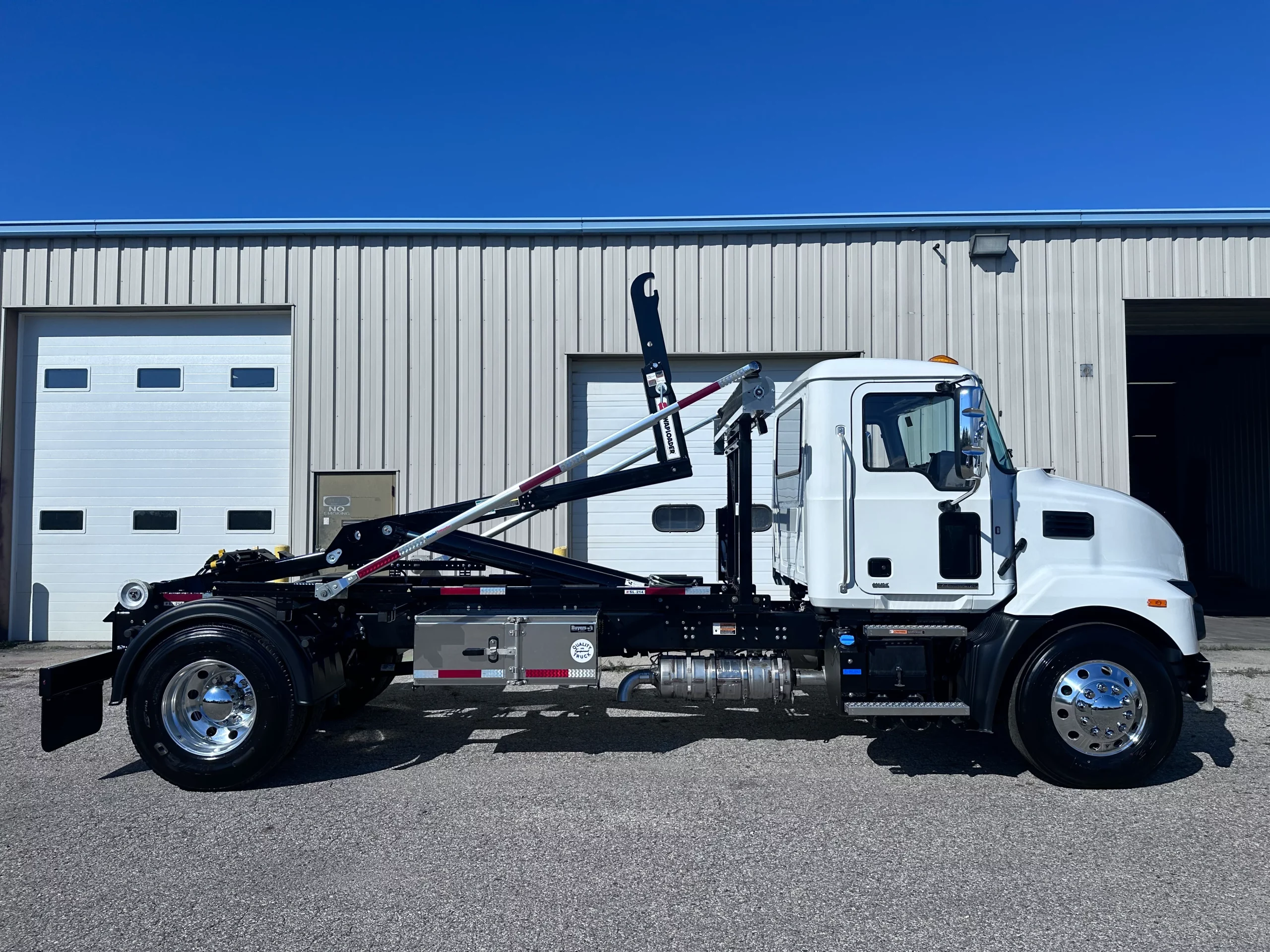 NEW 2026 Mack MD7 Hooklift Truck - image 4 of 6
