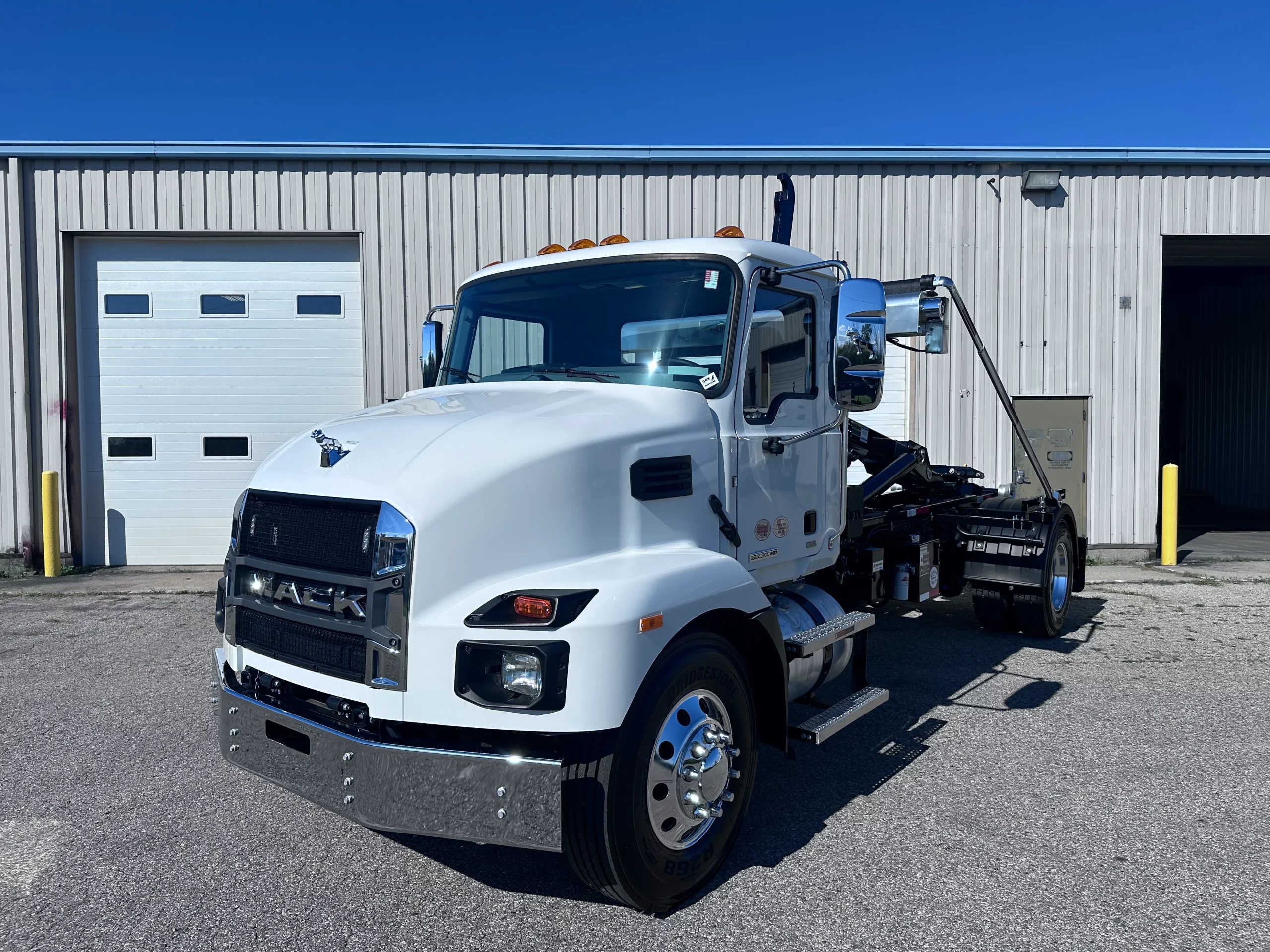 NEW 2026 Mack MD7 Hooklift Truck - image 3 of 6