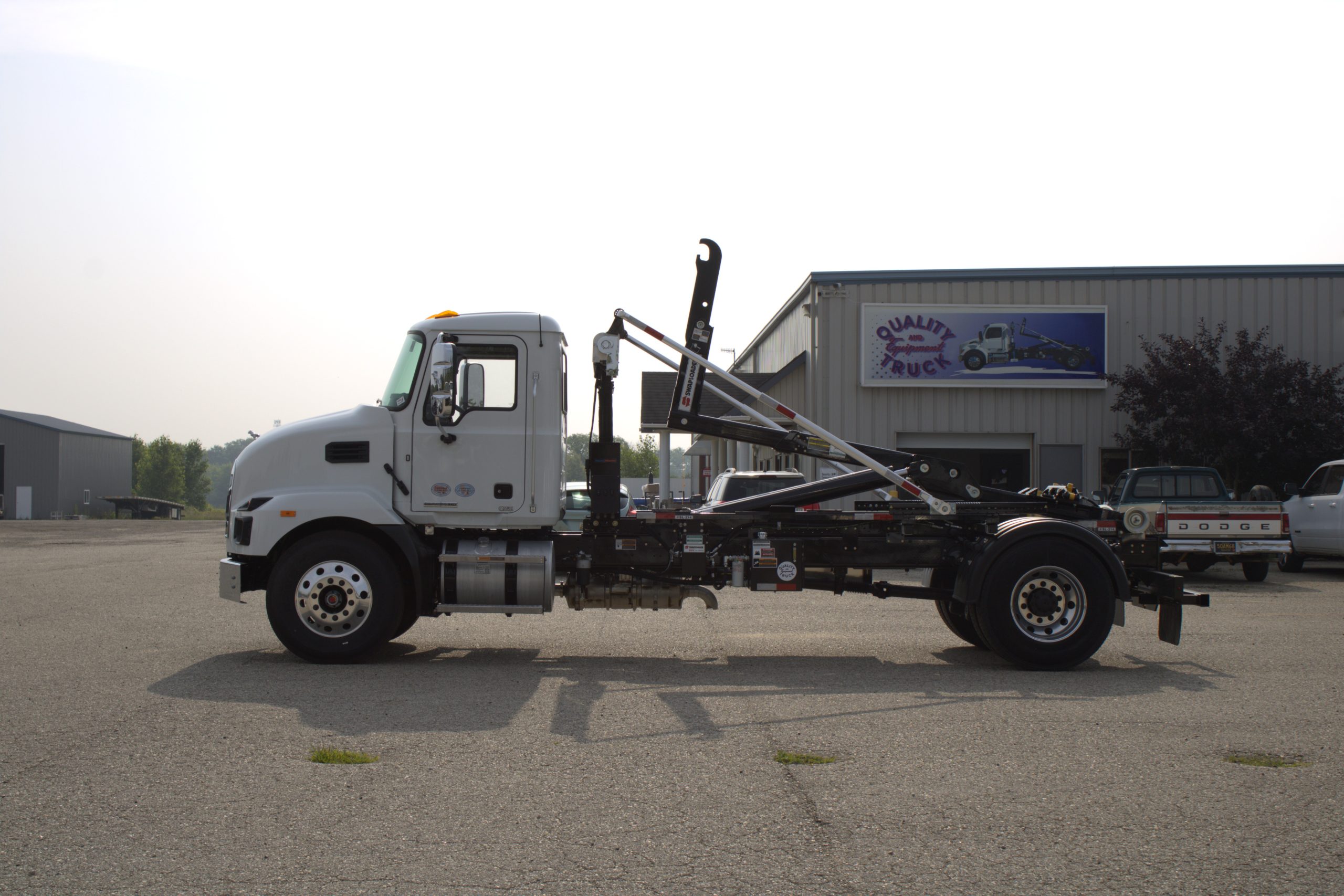 NEW 2026 Mack MD7 Hooklift Truck NEW 2026 Mack MD7 Hooklift Truck - image 5 of 6
