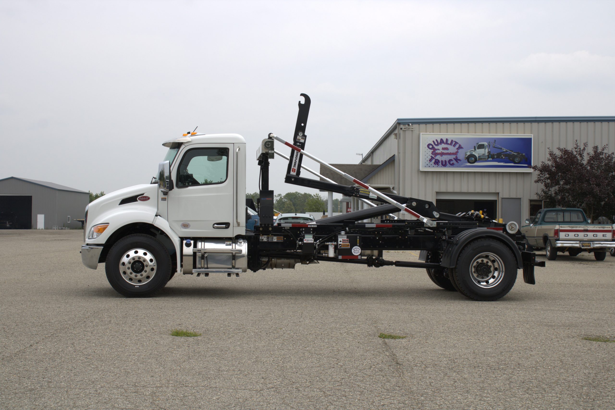 New 2026 Peterbilt 536 Hooklift Truck NEW 2026 Peterbilt 536 Hooklift Truck - image 4 of 6