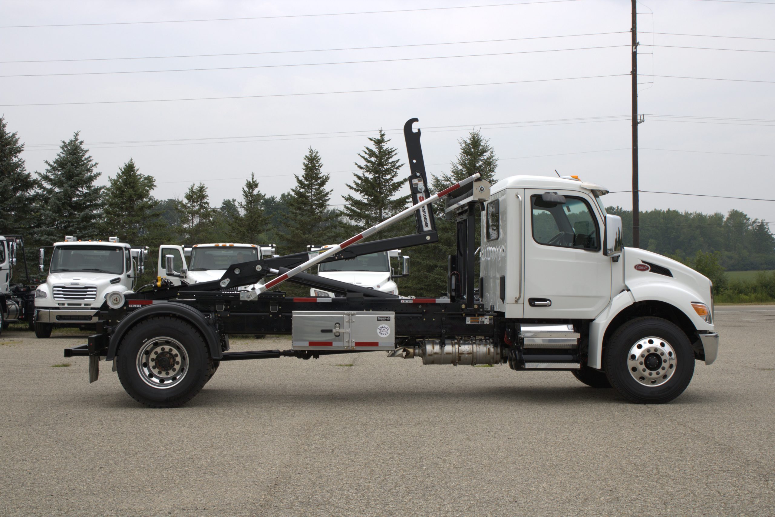 New 2026 Peterbilt 536 Hooklift Truck NEW 2026 Peterbilt 536 Hooklift Truck - image 5 of 6