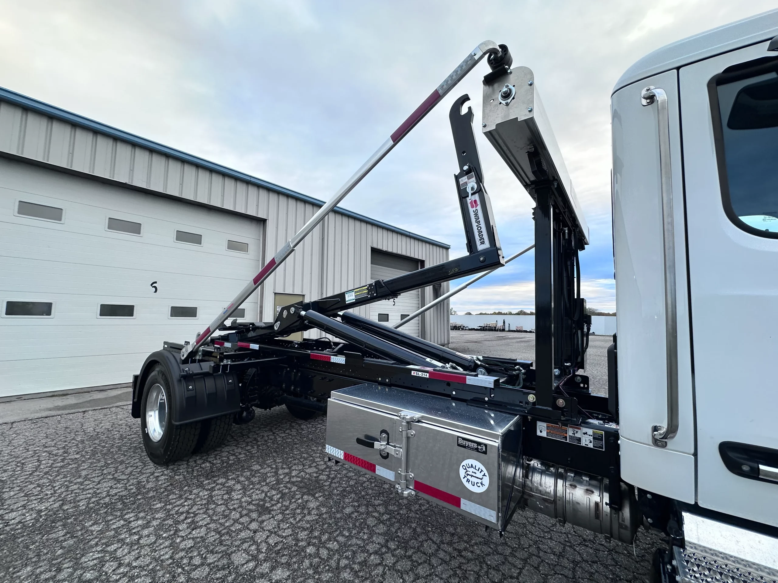 NEW 2026 Peterbilt 536 Hooklift Truck NEW 2026 Peterbilt 536 Hooklift Truck - image 5 of 6