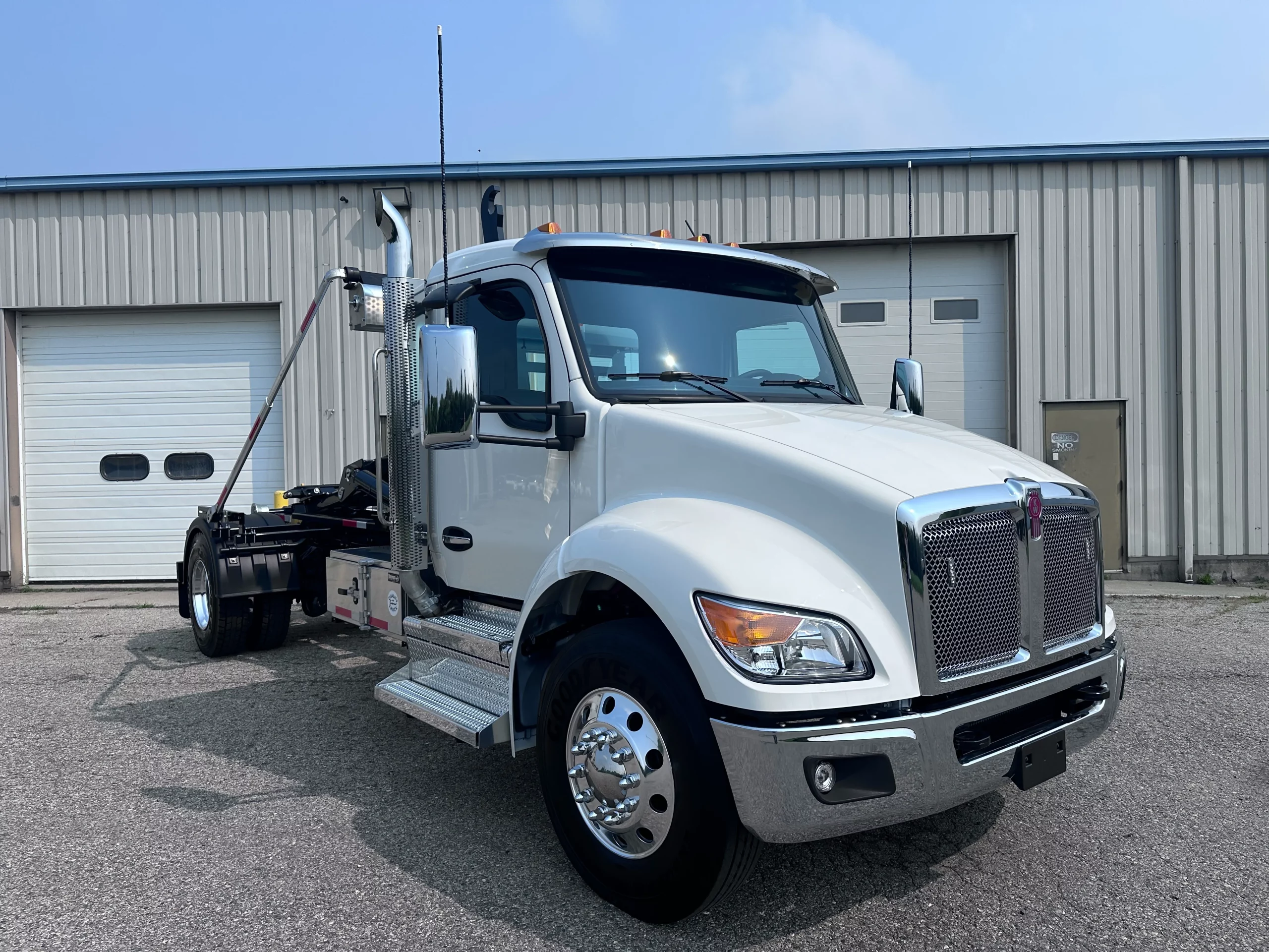 NEW 2026 Kenworth T280 Hooklift Truck NEW 2026 Kenworth T280 Hooklift Truck - image 1 of 6