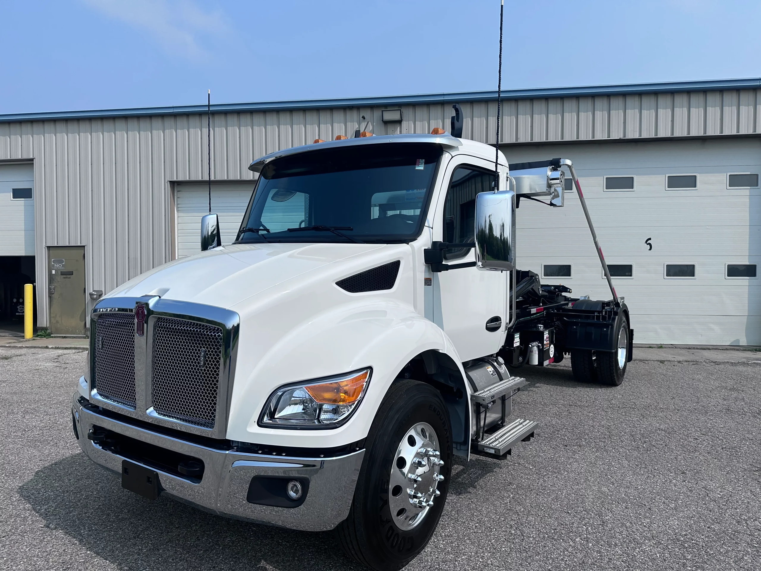 NEW 2026 Kenworth T280 Hooklift Truck NEW 2026 Kenworth T280 Hooklift Truck - image 3 of 6