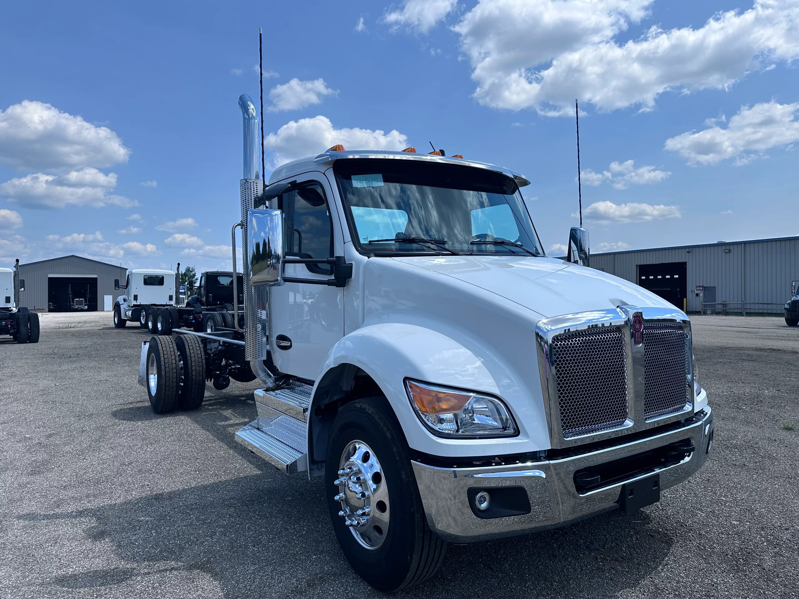 NEW 2026 Kenworth T380 Hooklift Truck - image 1 of 6