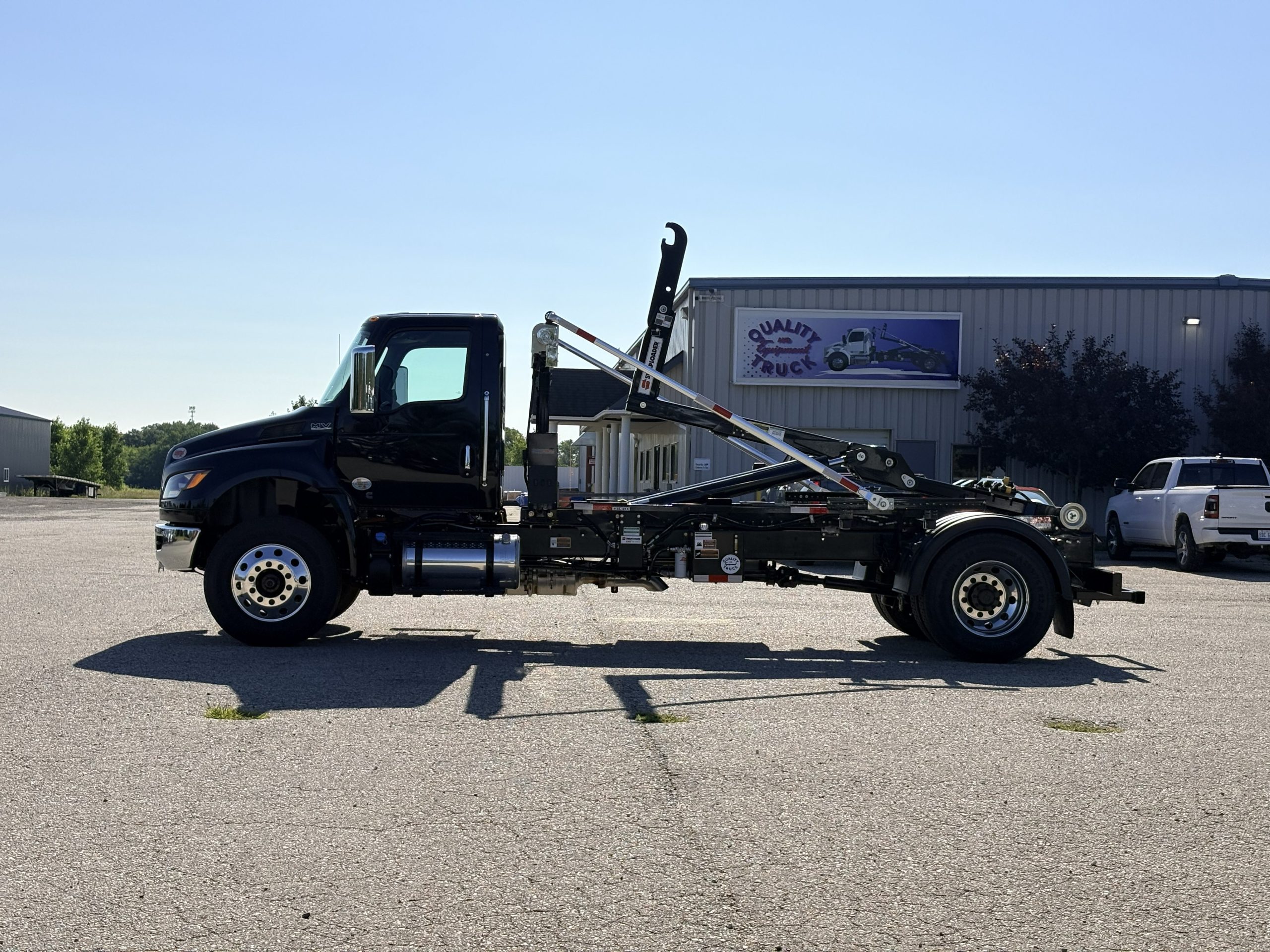 NEW 2026 International MV Hooklift Truck NEW 2026 International MV Hooklift Truck - image 5 of 6