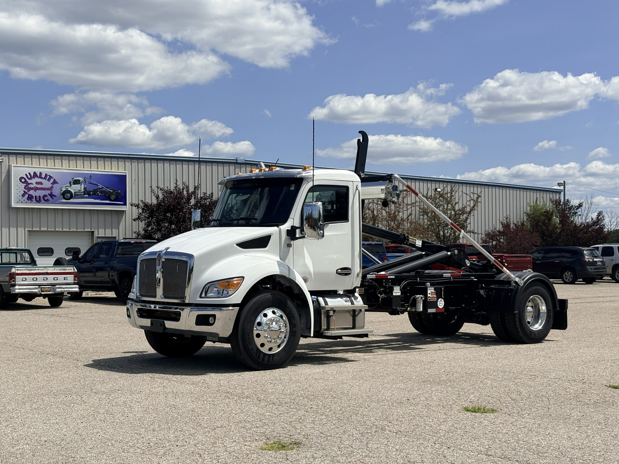 NEW 2026 Kenworth T280 Hooklift Truck NEW 2026 Kenworth T280 Hooklift Truck - image 2 of 6
