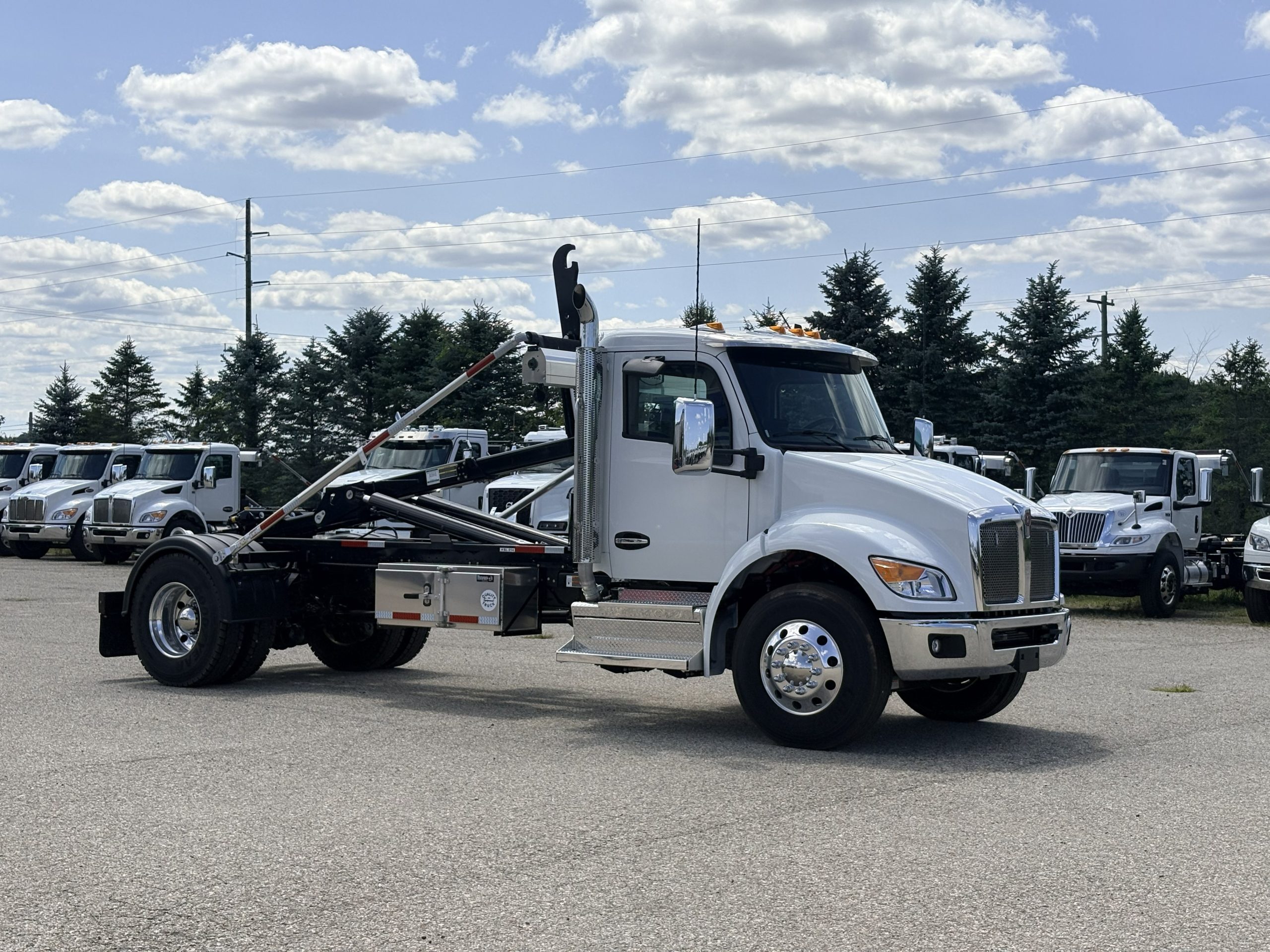NEW 2026 Kenworth T280 Hooklift Truck NEW 2026 Kenworth T280 Hooklift Truck - image 3 of 6