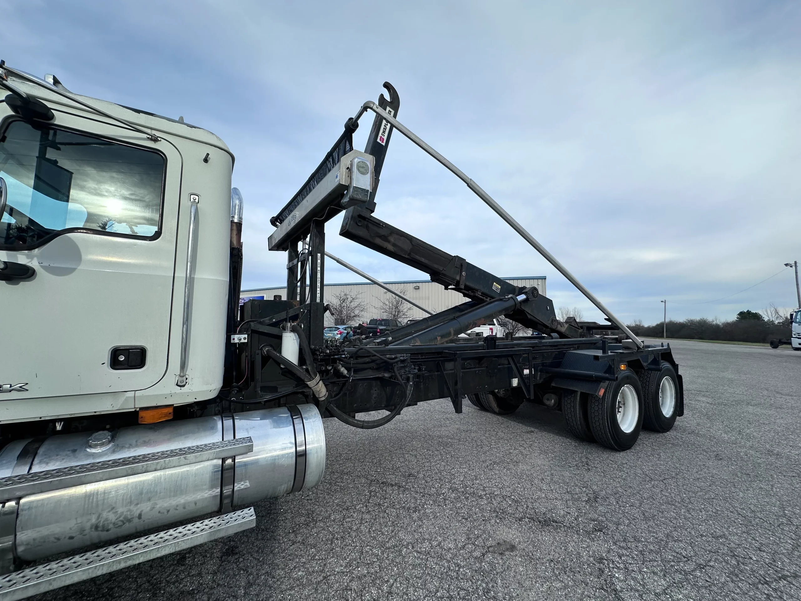 USED 2008 Mack Granite Hooklift Truck USED 2008 Mack Granite Hooklift Truck - image 5 of 6