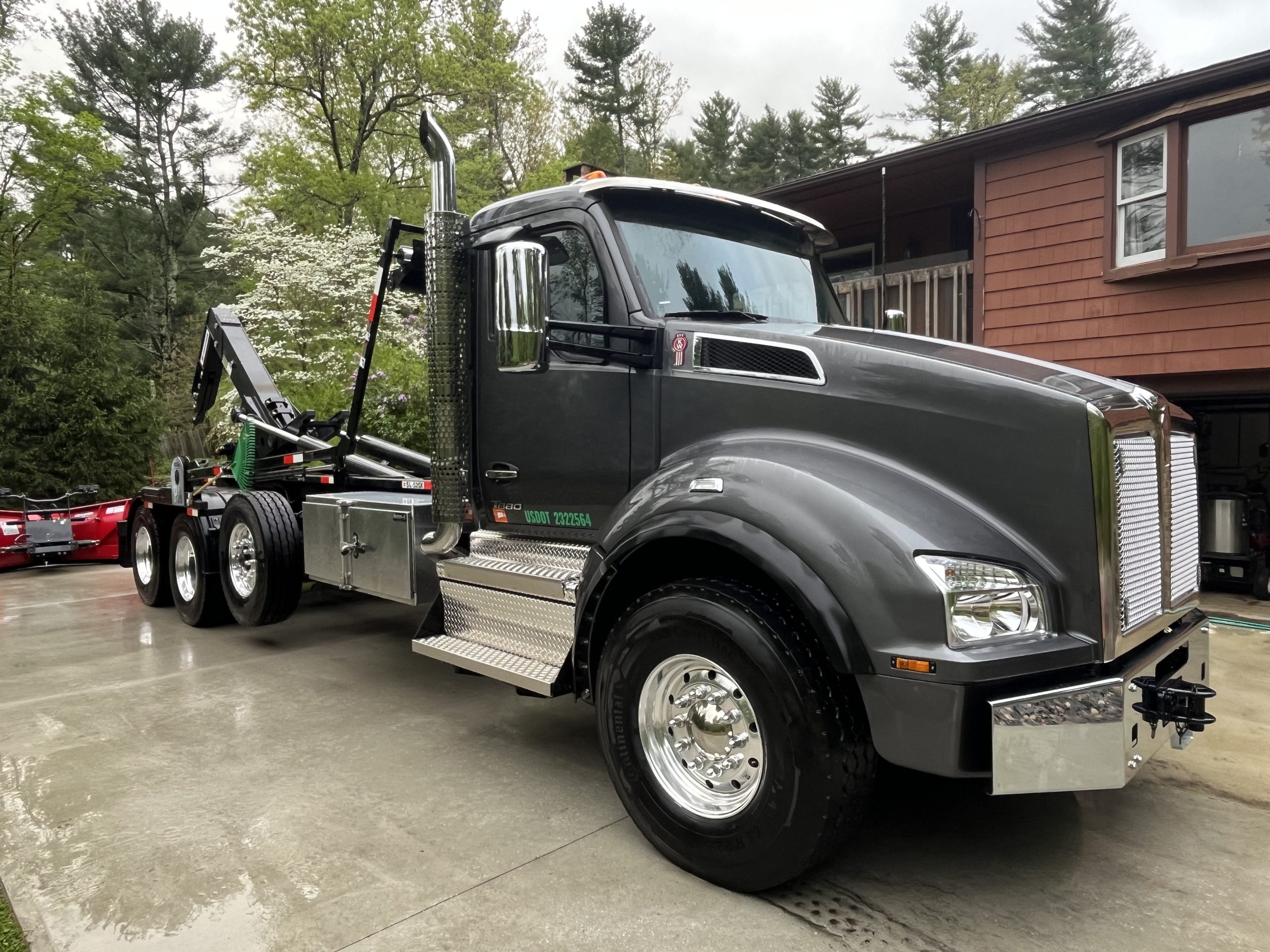 USED 2025 Kenworth T880 Hooklift Truck USED 2025 Kenworth T880 Hooklift Truck - image 1 of 6