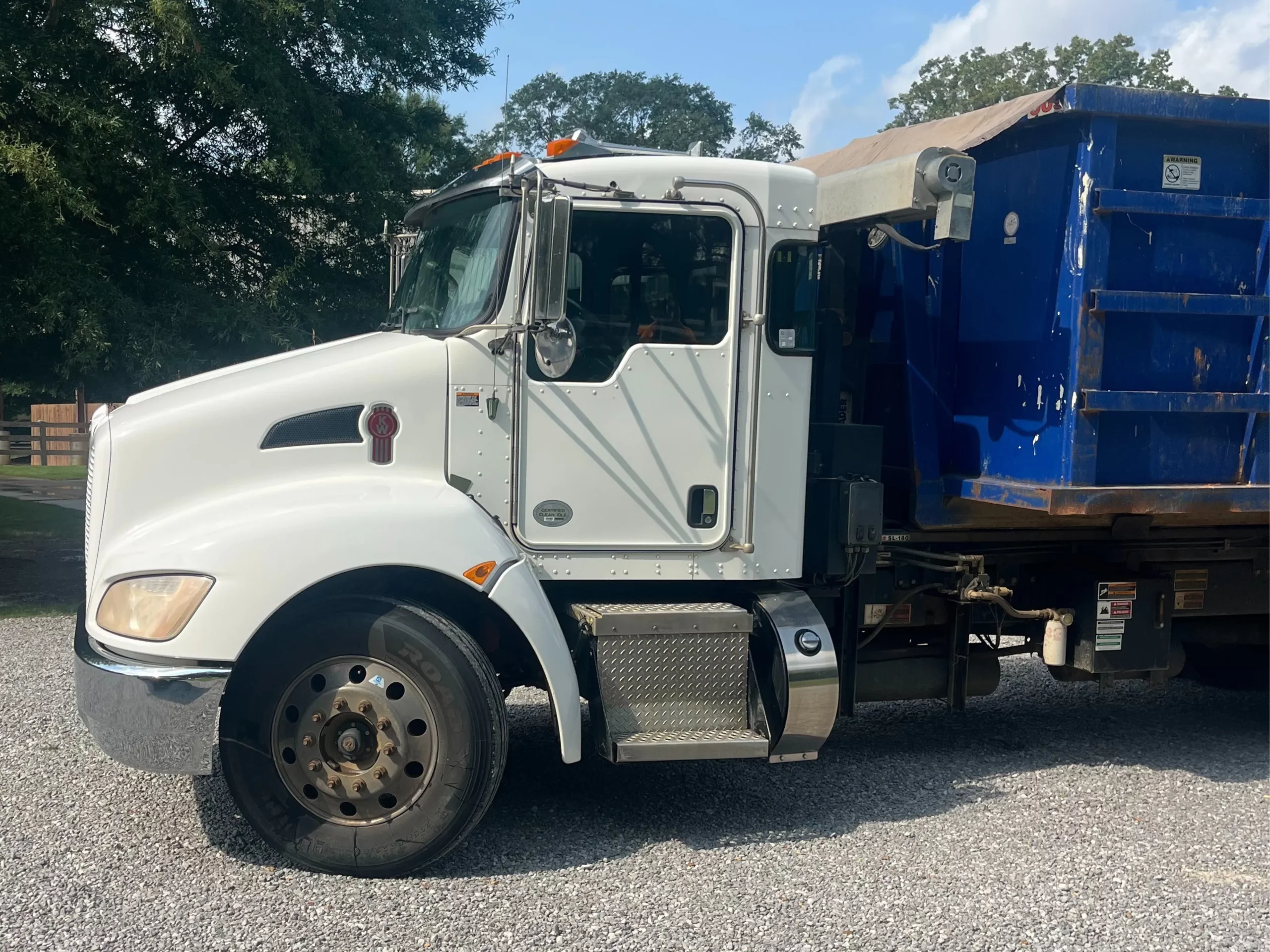 USED 2020 Kenworth T270 Hooklift Truck USED 2020 Kenworth T270 Hooklift Truck - image 3 of 4