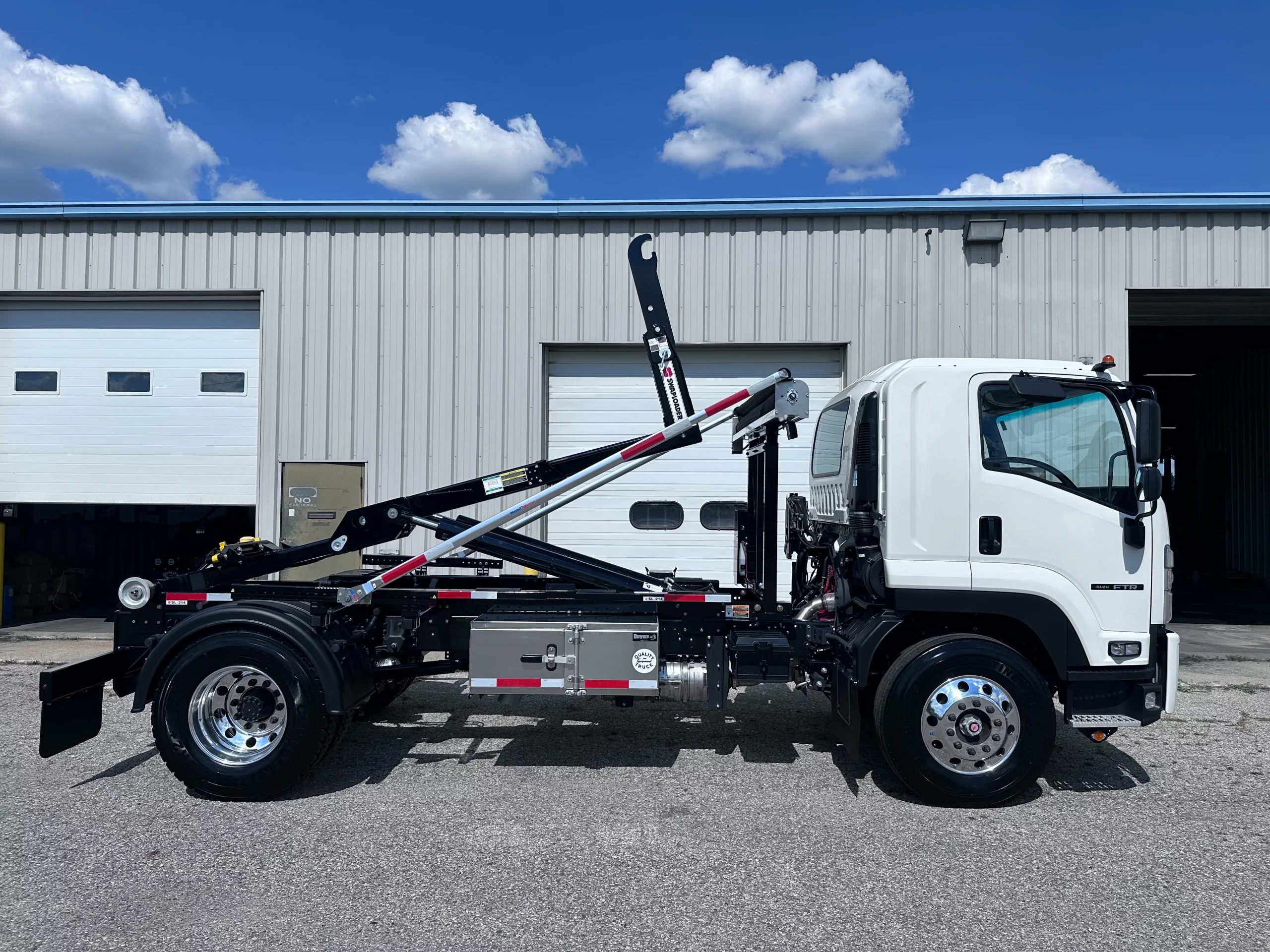 New 2025 Isuzu Ftr Hooklift Truck NEW 2025 Isuzu FTR Hooklift Truck - image 4 of 6