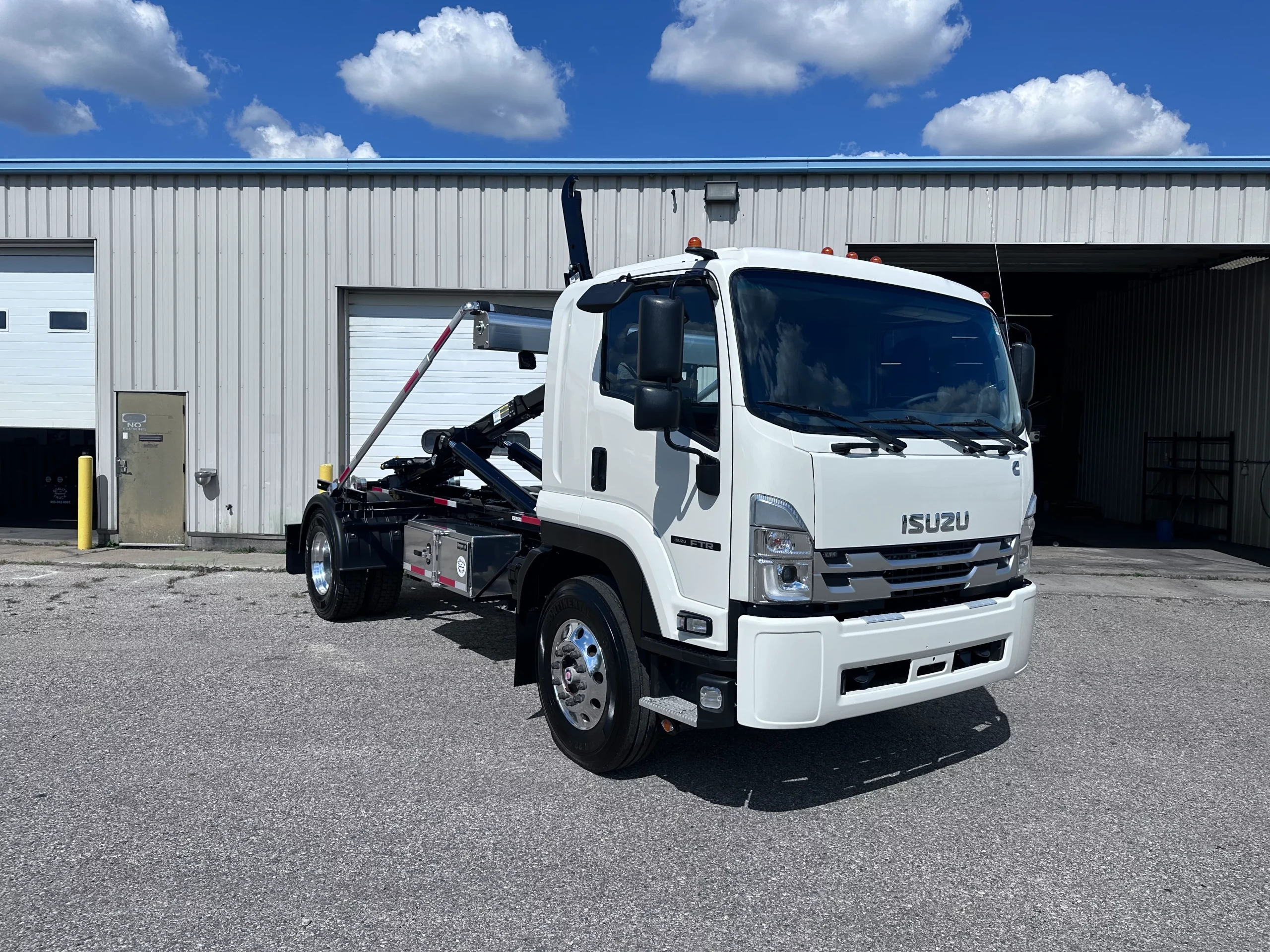 New 2025 Isuzu Ftr Hooklift Truck NEW 2025 Isuzu FTR Hooklift Truck - image 1 of 6