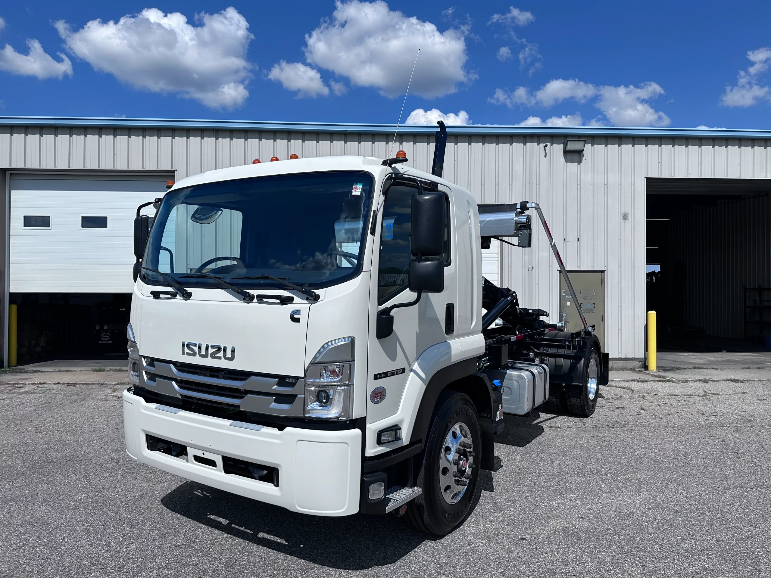 New 2025 Isuzu Ftr Hooklift Truck NEW 2025 Isuzu FTR Hooklift Truck - image 3 of 6