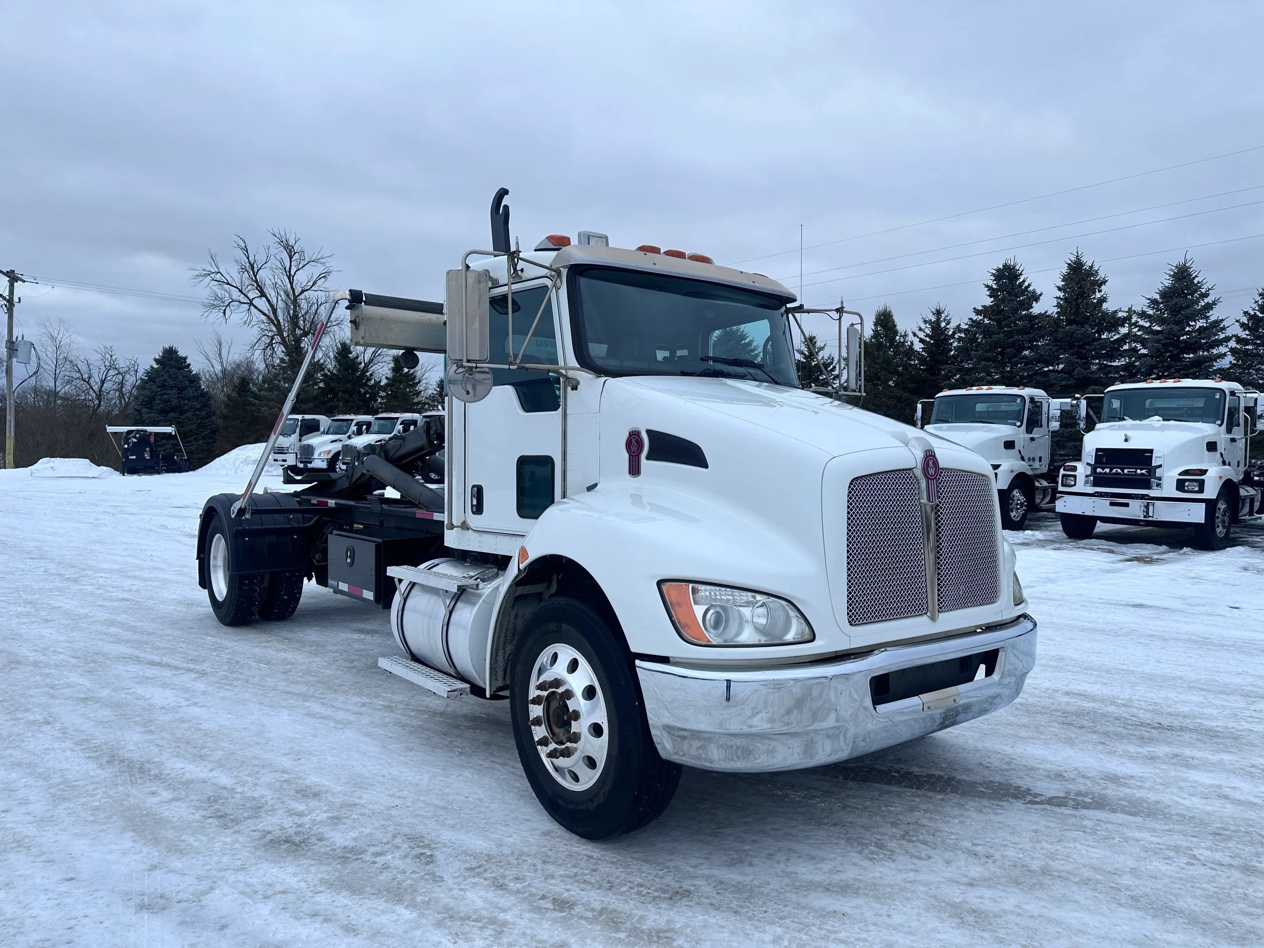 Used 2020 Kenworth T270 Hooklift Truck USED 2020 Kenworth T270 Hooklift Truck - image 1 of 6