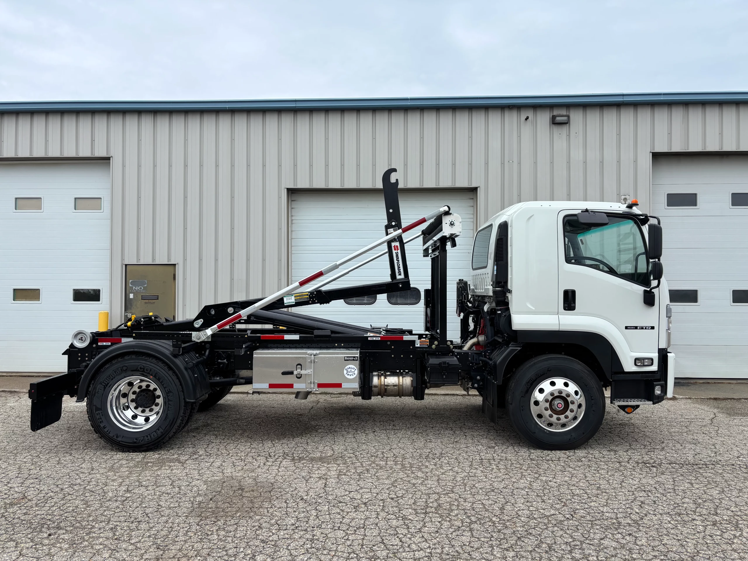 NEW 2025 Isuzu FTR Hooklift Truck NEW 2025 Isuzu FTR Hooklift Truck - image 4 of 6