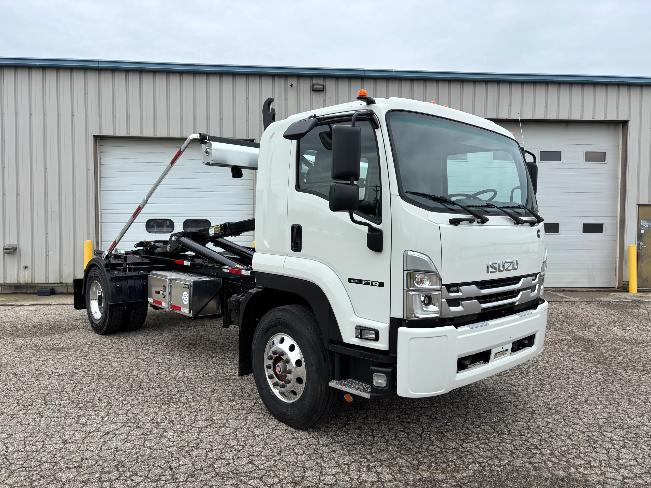 NEW 2025 Isuzu FTR Hooklift Truck NEW 2025 Isuzu FTR Hooklift Truck - image 1 of 6