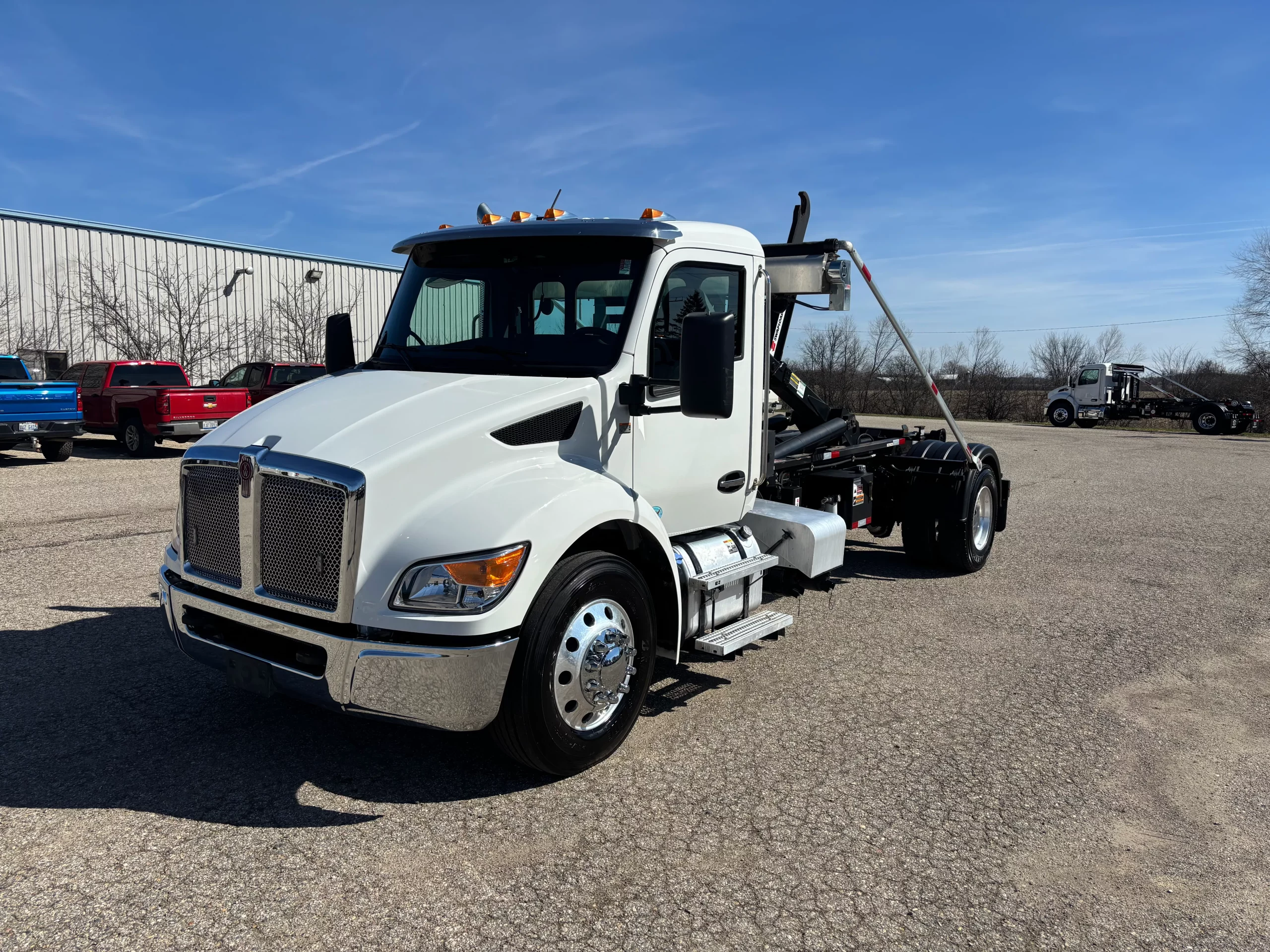 USED 2025 Kenworth T280 Hooklift Truck USED 2025 Kenworth T280 Hooklift Truck - image 3 of 6