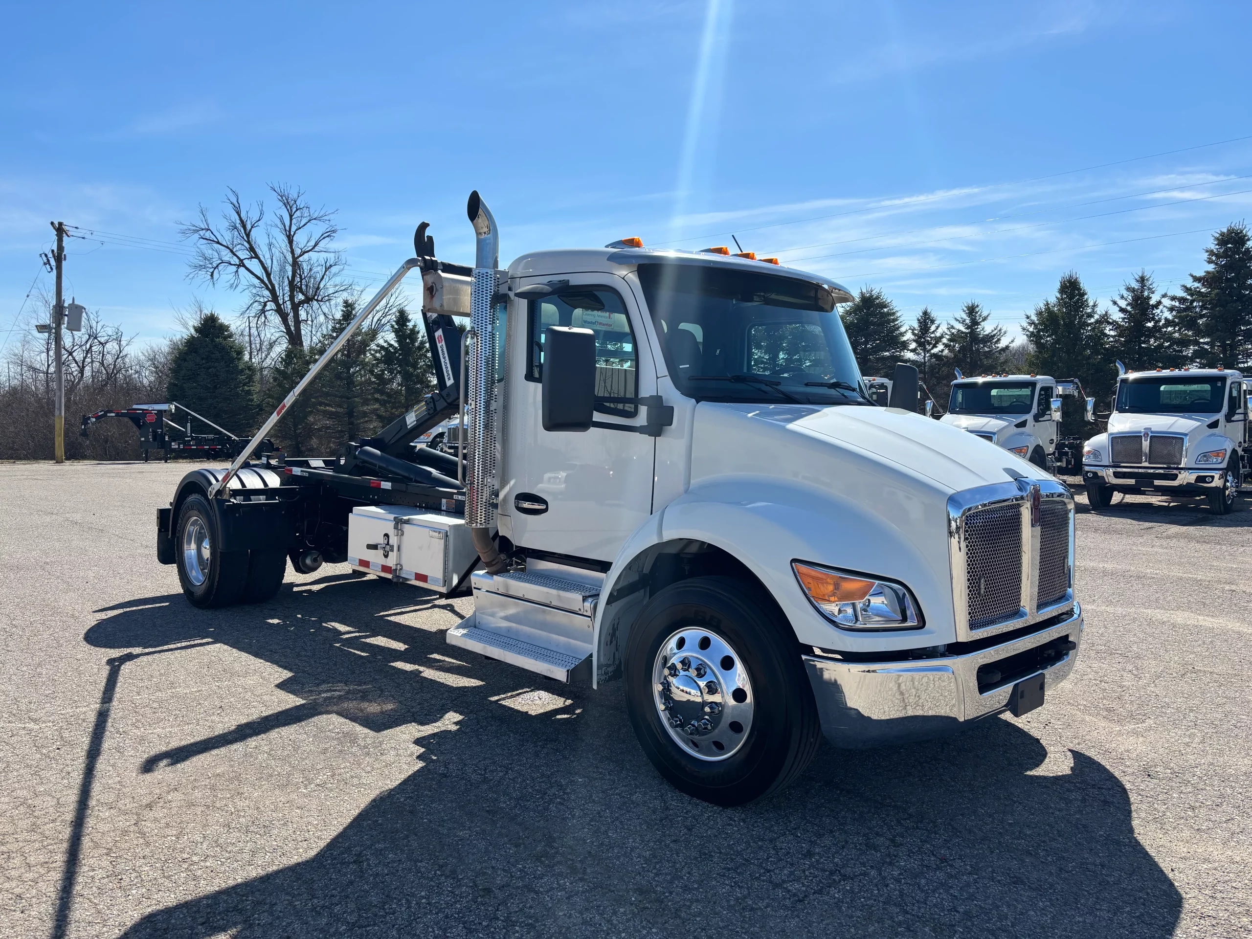 USED 2025 Kenworth T280 Hooklift Truck USED 2025 Kenworth T280 Hooklift Truck - image 1 of 6