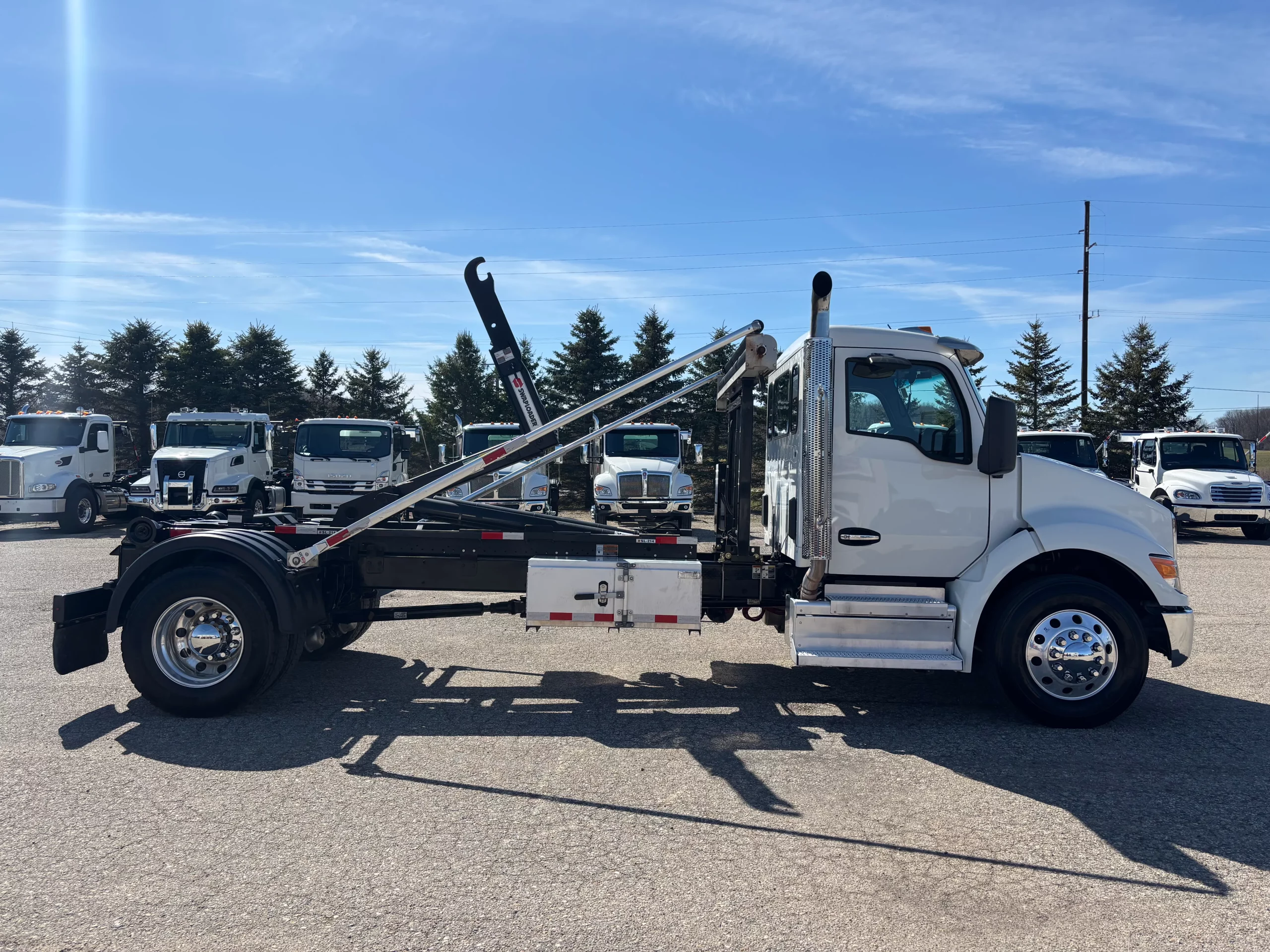 USED 2025 Kenworth T280 Hooklift Truck USED 2025 Kenworth T280 Hooklift Truck - image 4 of 6