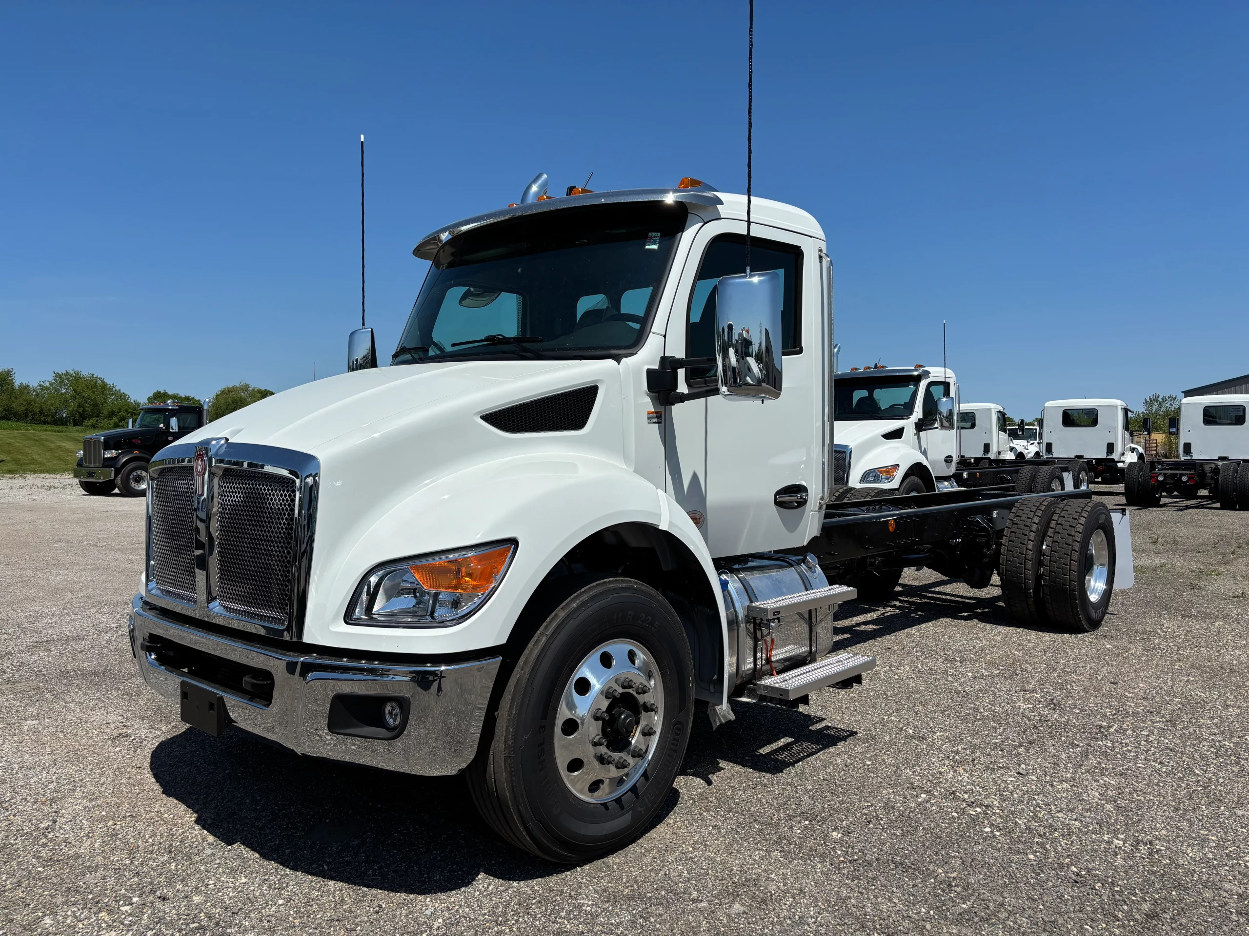 NEW 2027 Kenworth T380 Hooklift Truck - image 3 of 6