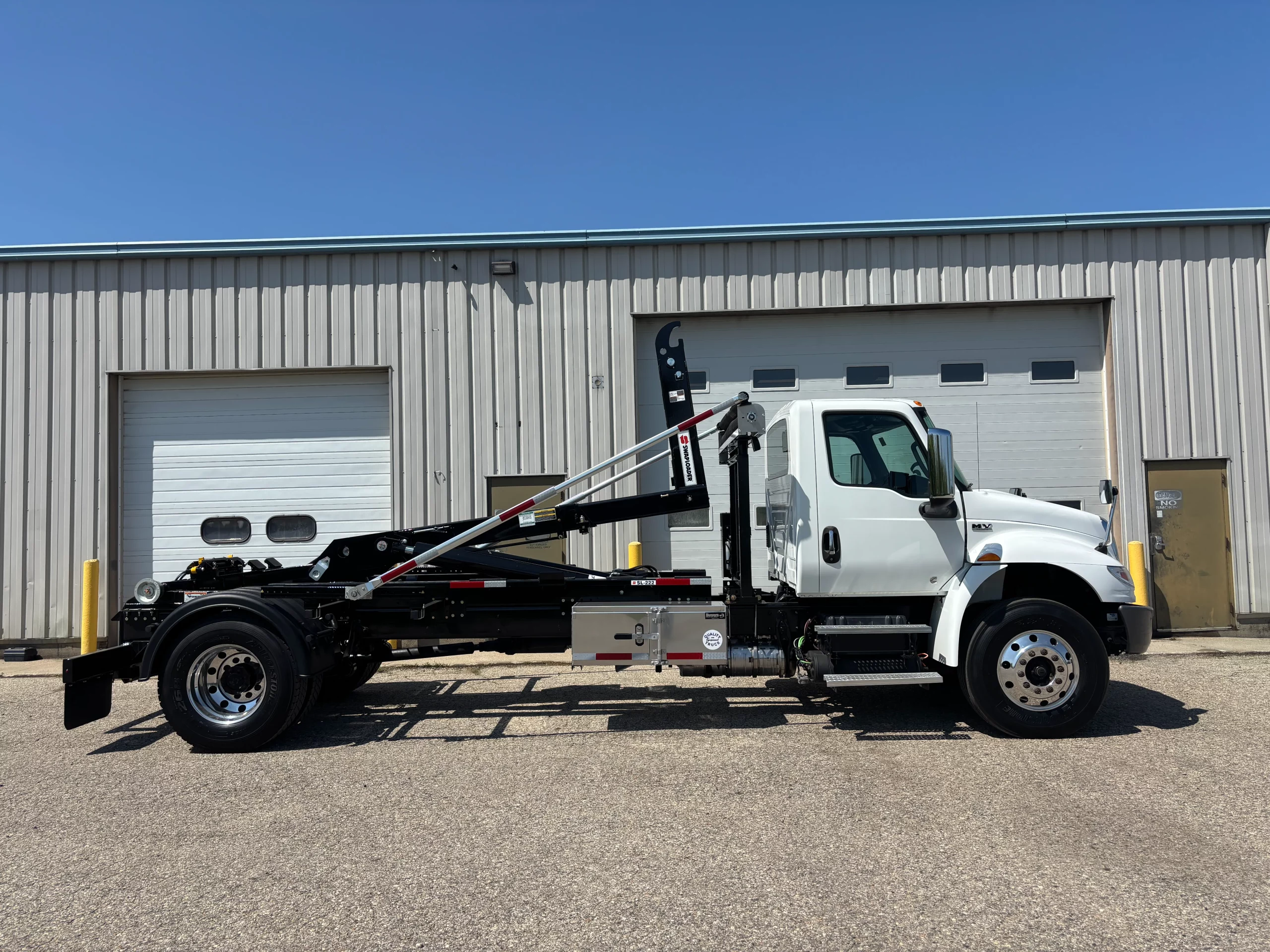 Used 2019 International Mv Hooklift Truck USED 2019 International MV Hooklift Truck - image 4 of 6