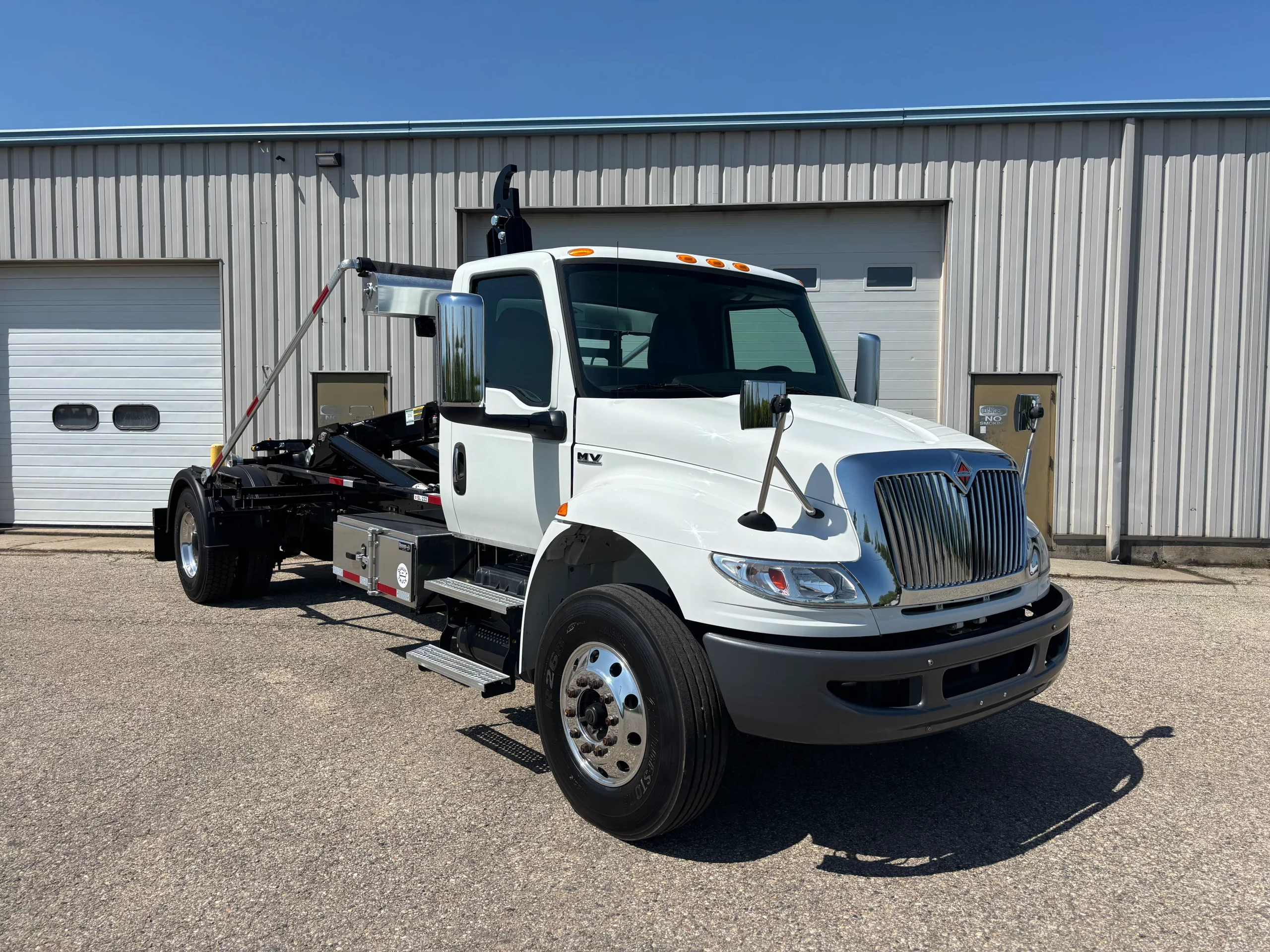 Used 2019 International Mv Hooklift Truck USED 2019 International MV Hooklift Truck - image 1 of 6