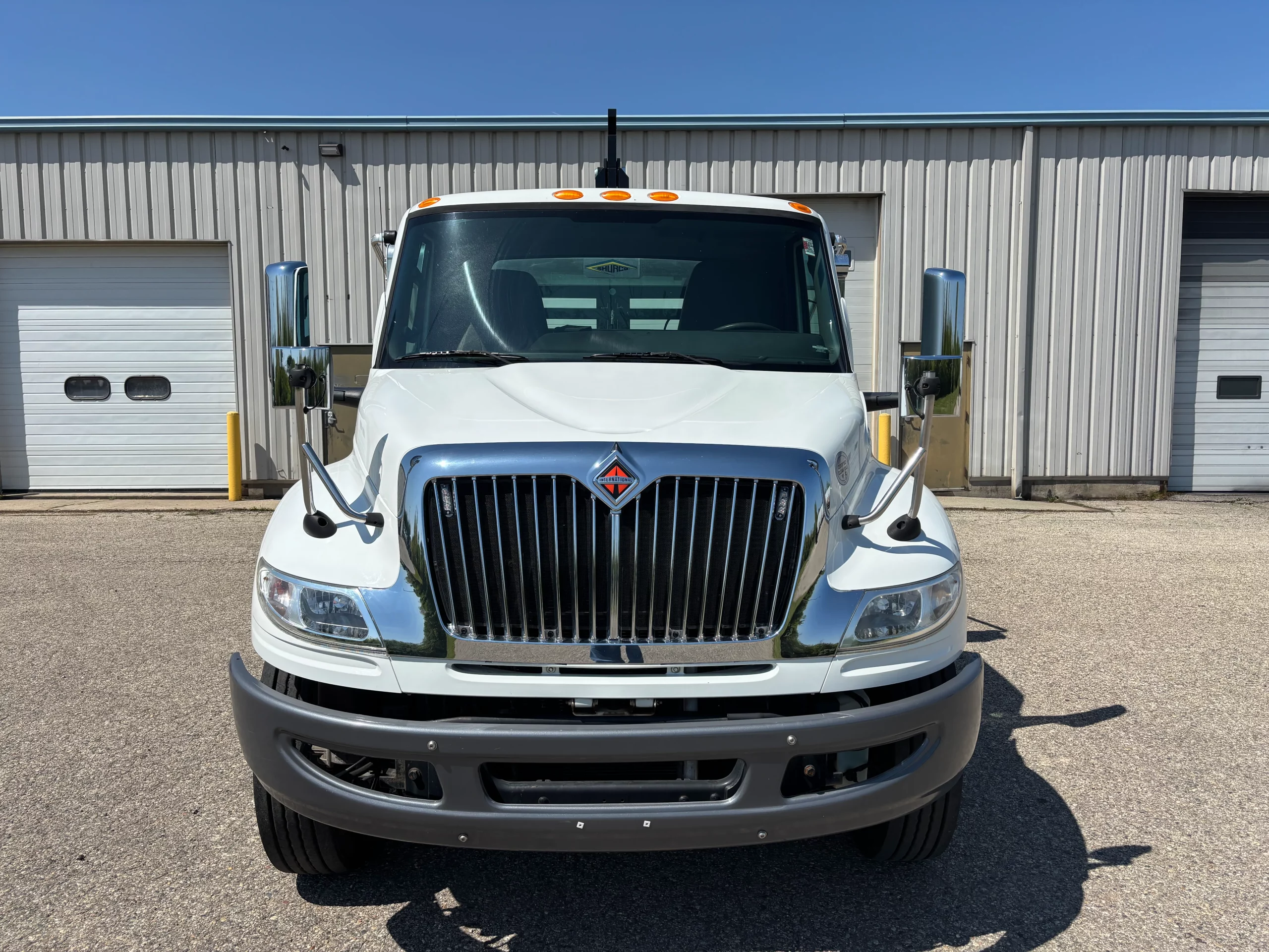 Used 2019 International Mv Hooklift Truck USED 2019 International MV Hooklift Truck - image 2 of 6
