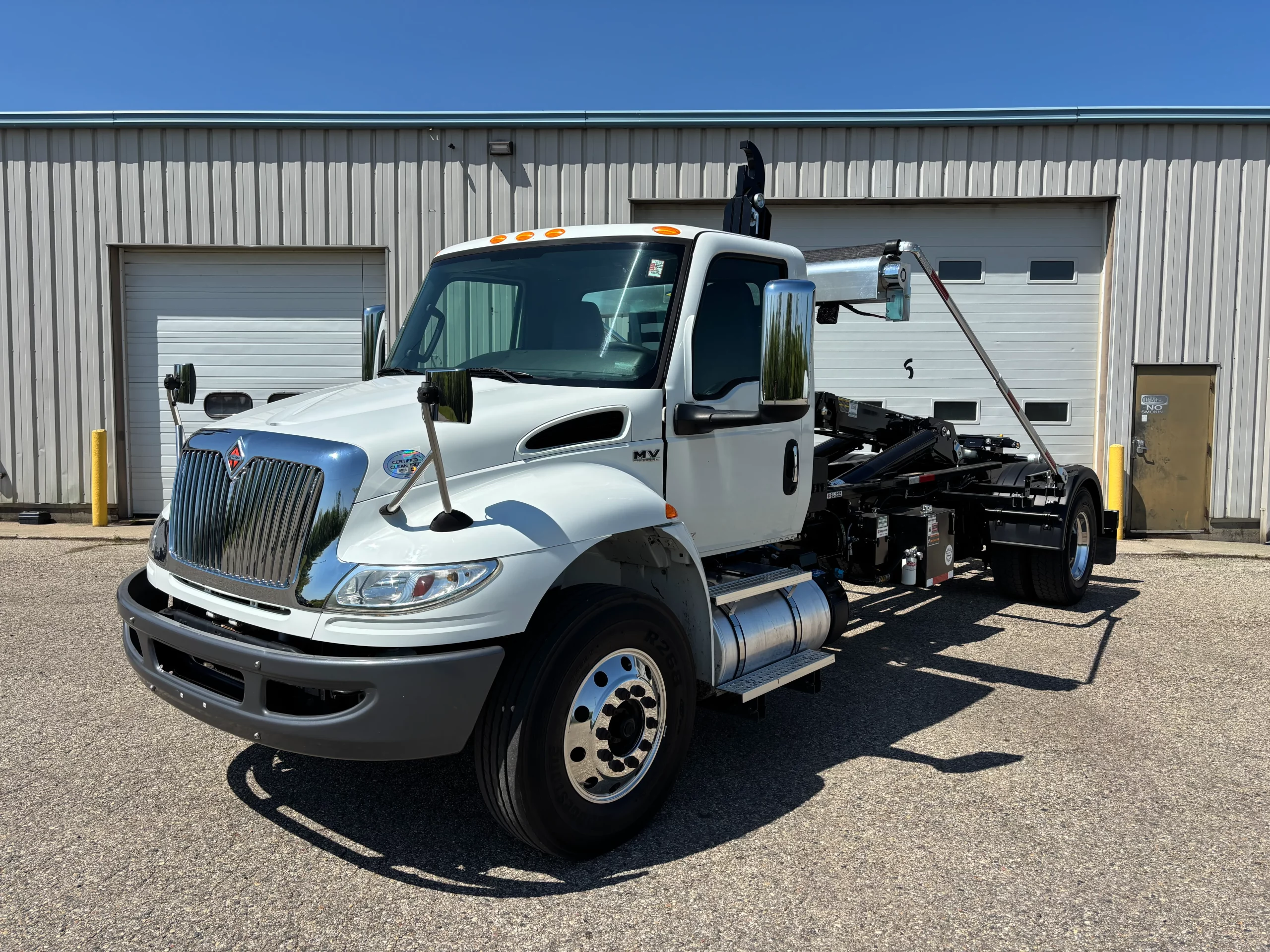 Used 2019 International Mv Hooklift Truck USED 2019 International MV Hooklift Truck - image 3 of 6
