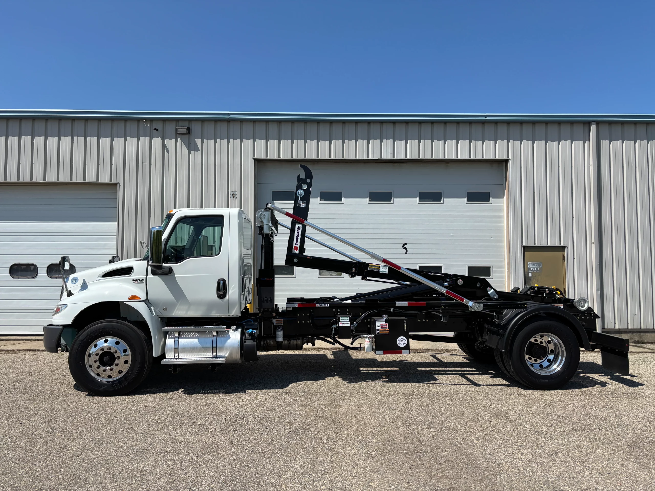 Used 2019 International Mv Hooklift Truck USED 2019 International MV Hooklift Truck - image 5 of 6