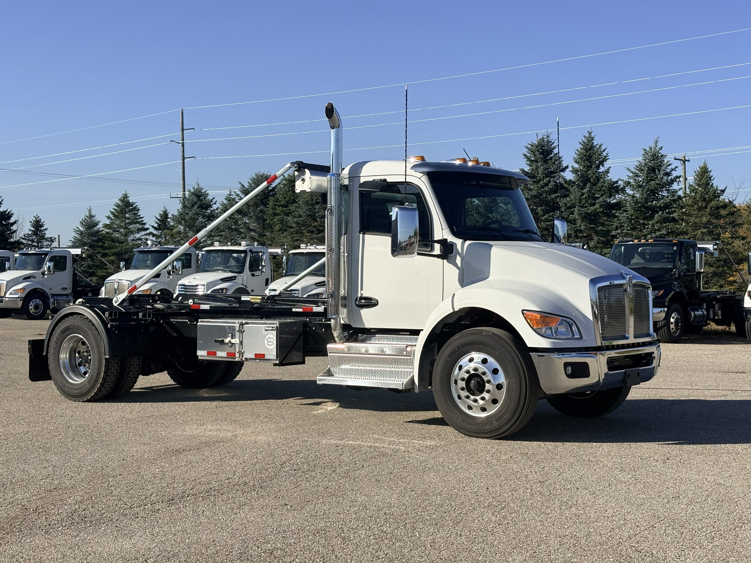 NEW 2027 Kenworth T280 Hooklift Truck NEW 2027 Kenworth T280 Hooklift Truck - image 2 of 6