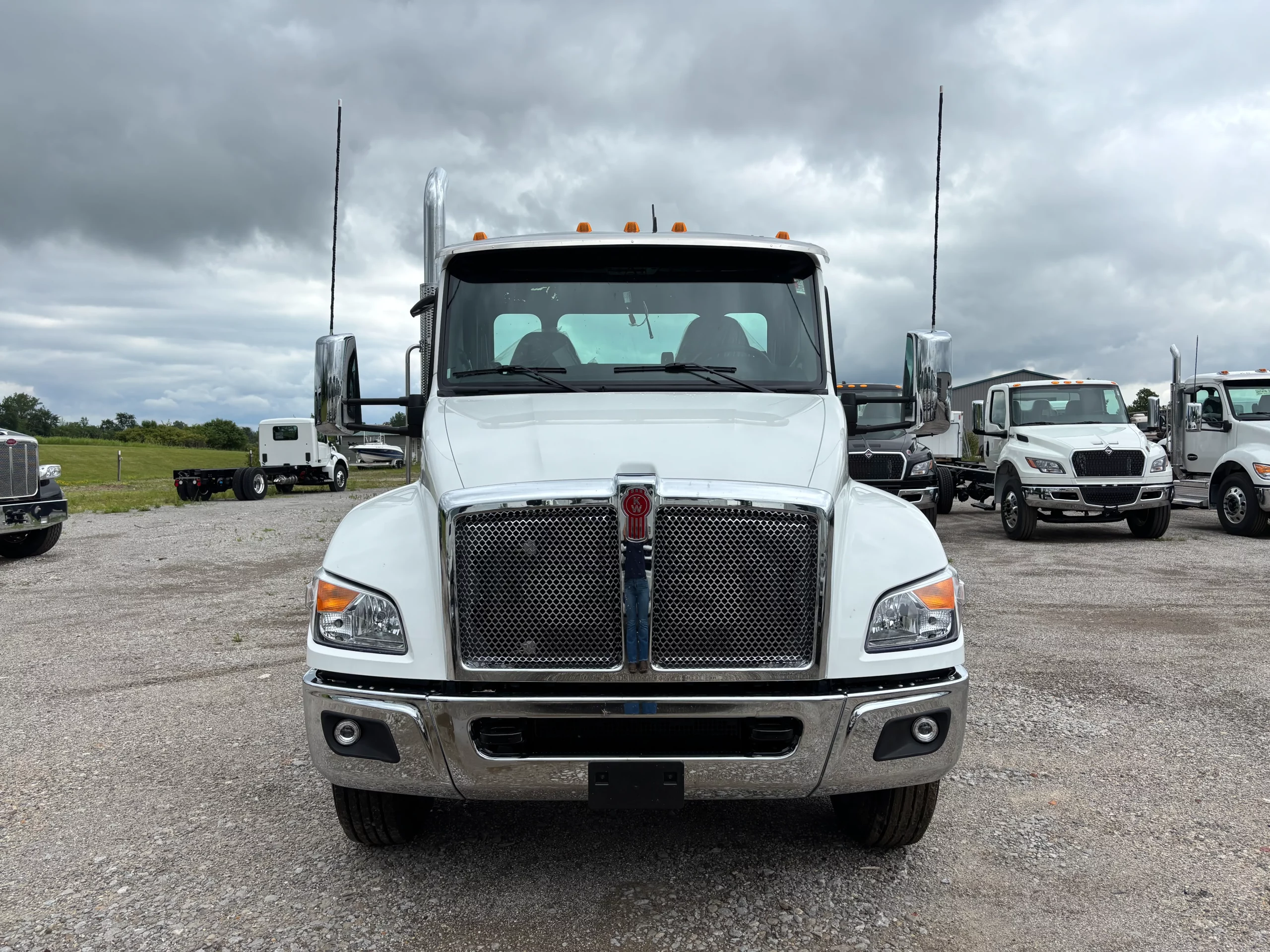 NEW 2027 Kenworth T280 Hooklift Truck NEW 2027 Kenworth T280 Hooklift Truck - image 2 of 6