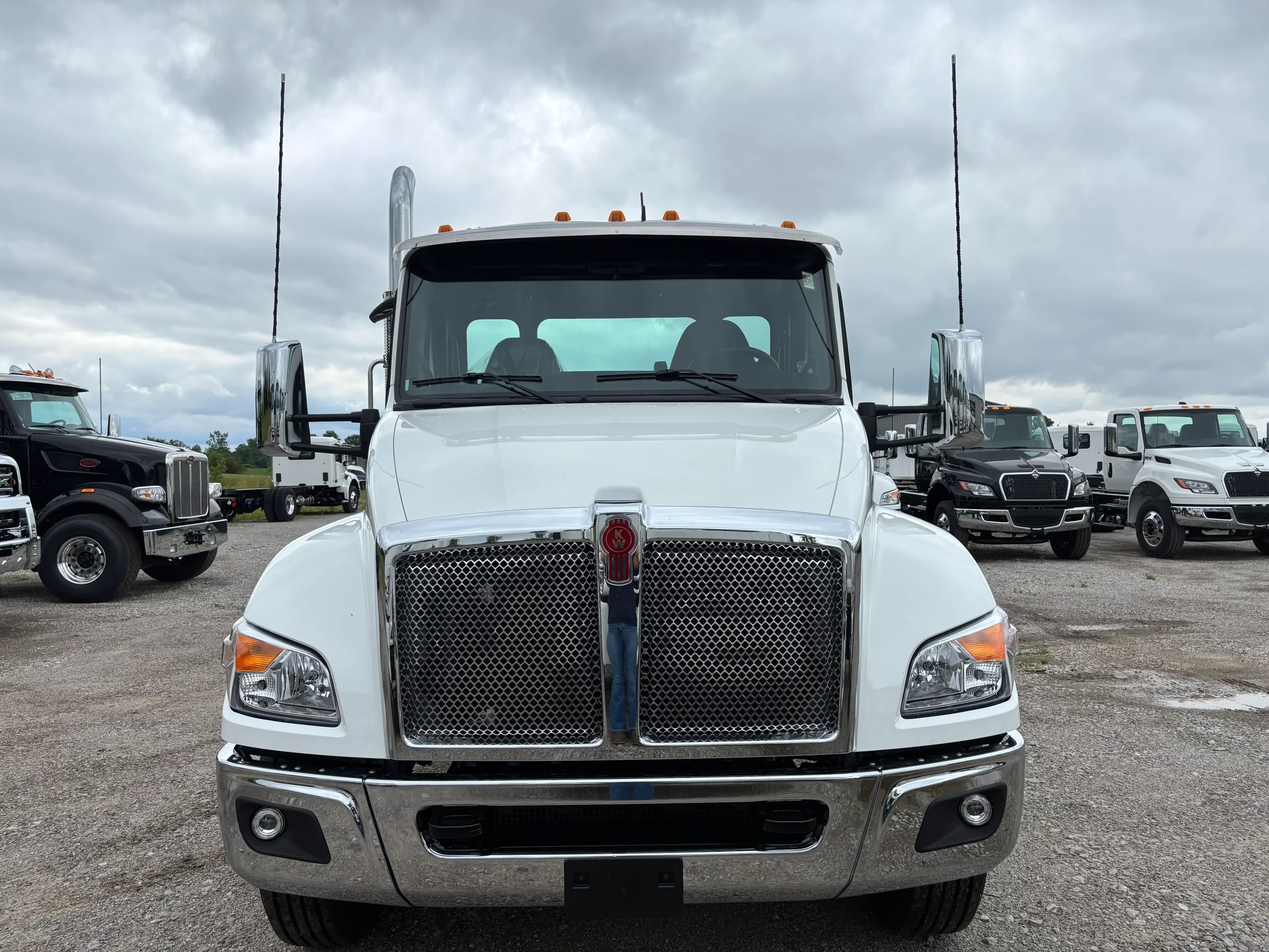 NEW 2027 Kenworth T280 Hooklift Truck NEW 2027 Kenworth T280 Hooklift Truck - image 2 of 6
