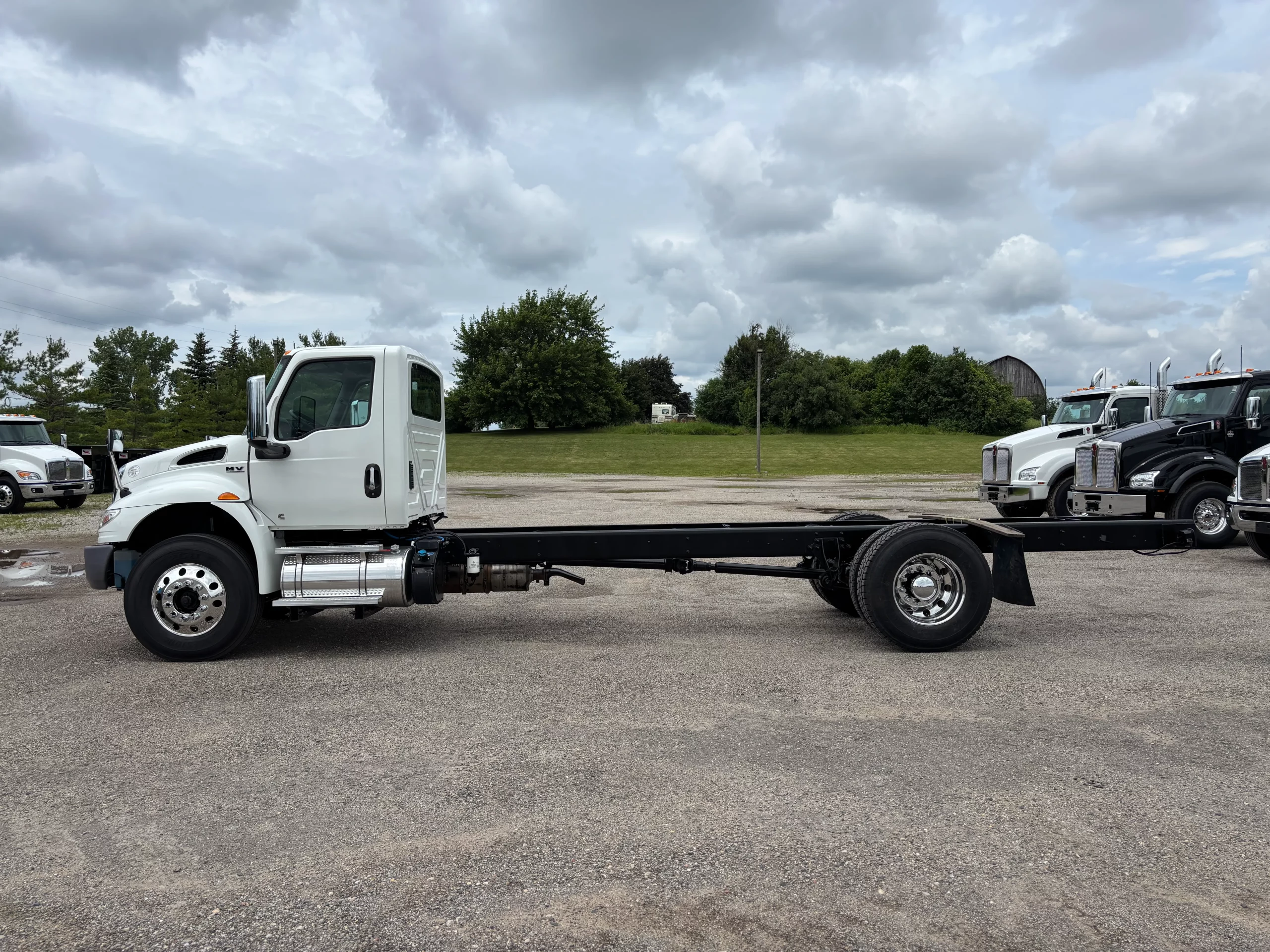 USED 2019 International MV Hooklift Truck USED 2019 International MV Hooklift Truck - image 5 of 6