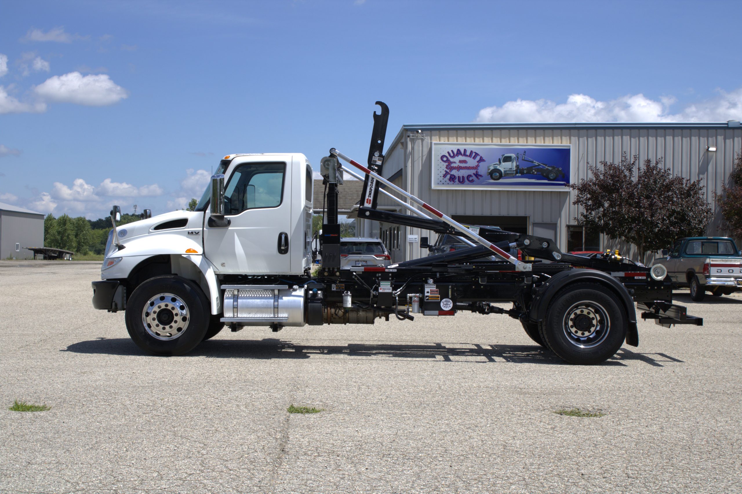 USED 2019 International MV Hooklift Truck USED 2019 International MV Hooklift Truck - image 5 of 6
