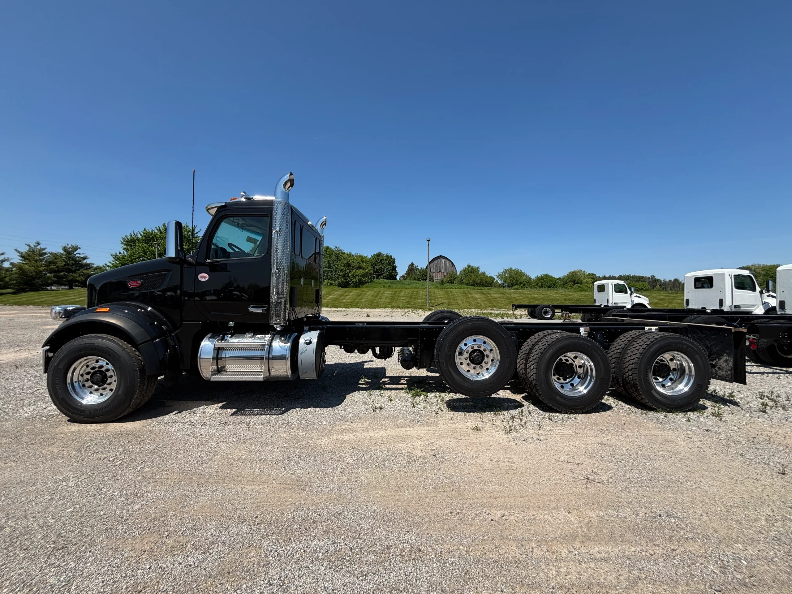 New 2026 Peterbilt 567 Hooklift Truck NEW 2026 Peterbilt 567 Hooklift Truck - image 4 of 6