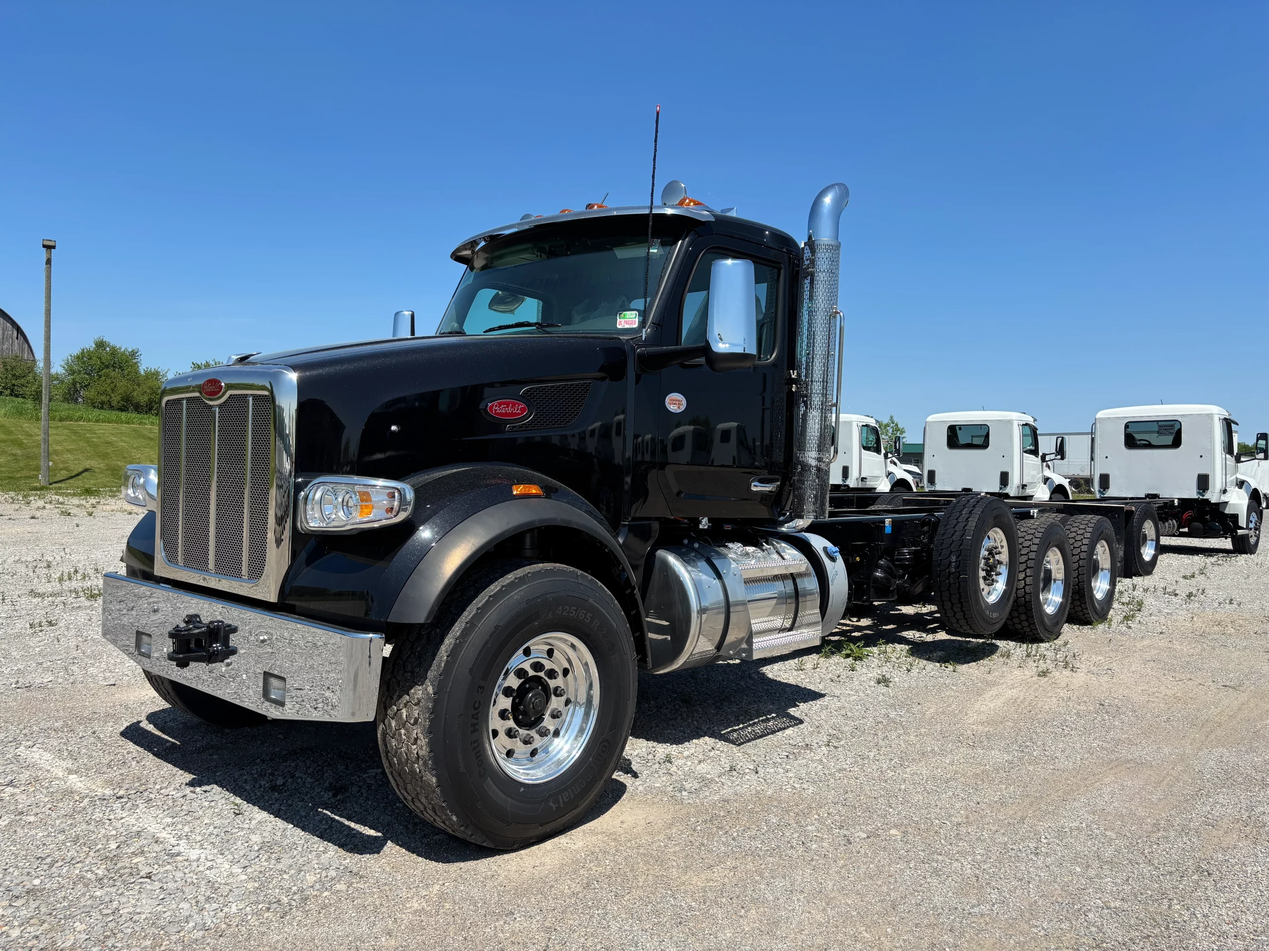 New 2026 Peterbilt 567 Hooklift Truck NEW 2026 Peterbilt 567 Hooklift Truck - image 3 of 6
