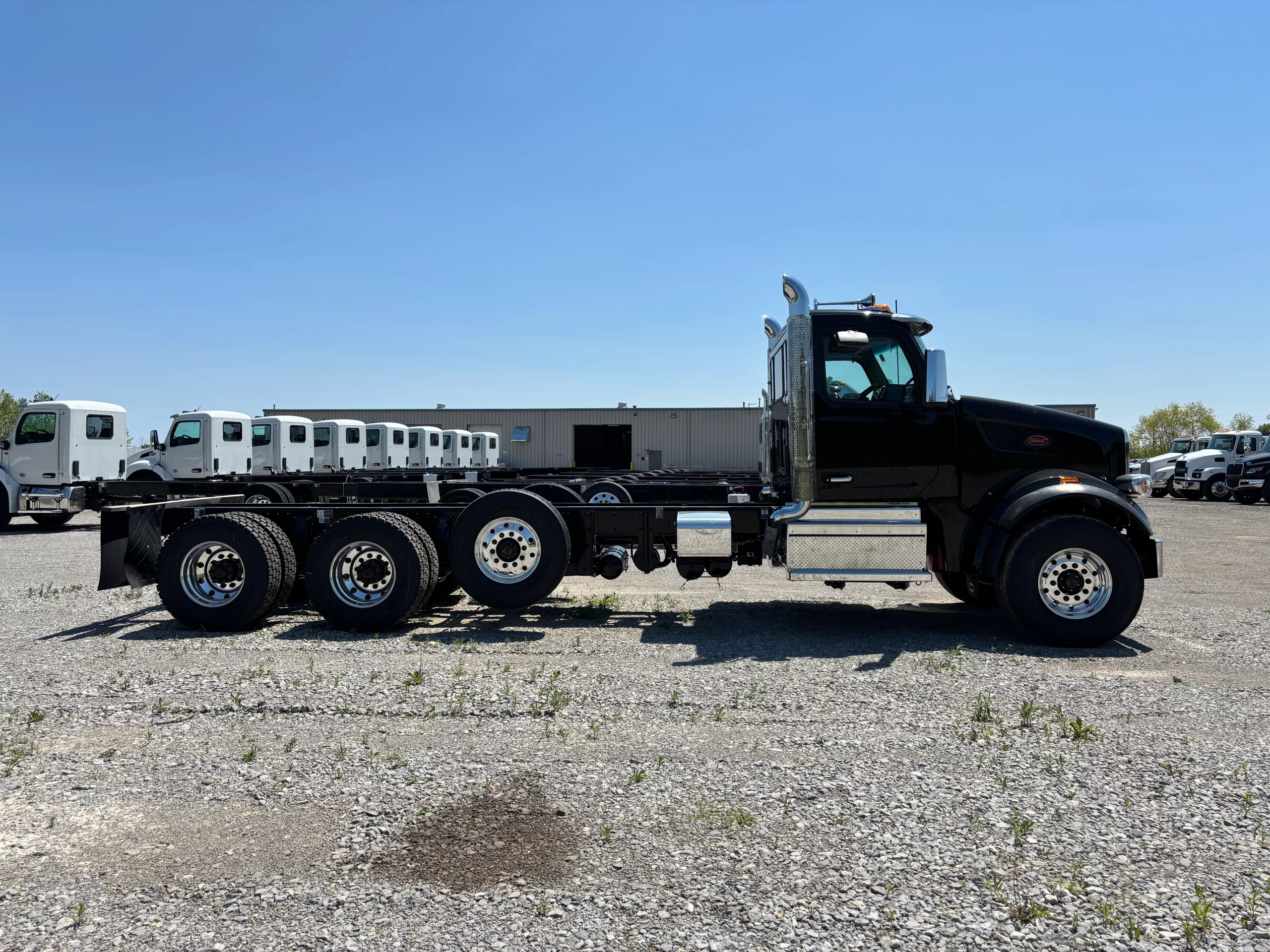New 2026 Peterbilt 567 Hooklift Truck NEW 2026 Peterbilt 567 Hooklift Truck - image 5 of 6