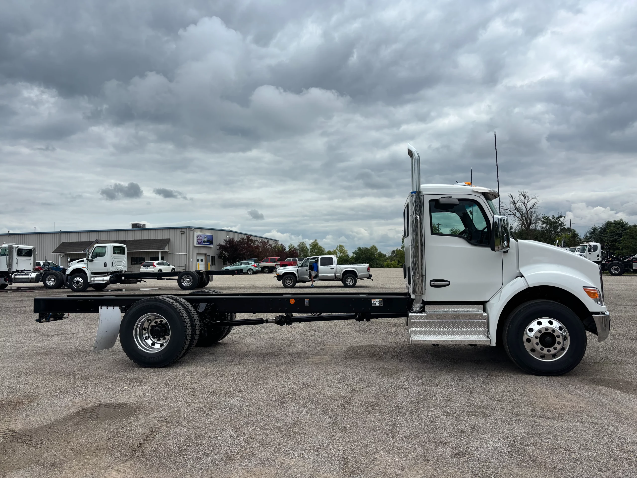 New 2027 Kenworth T380 Hooklift Truck NEW 2027 Kenworth T380 Hooklift Truck - image 4 of 6