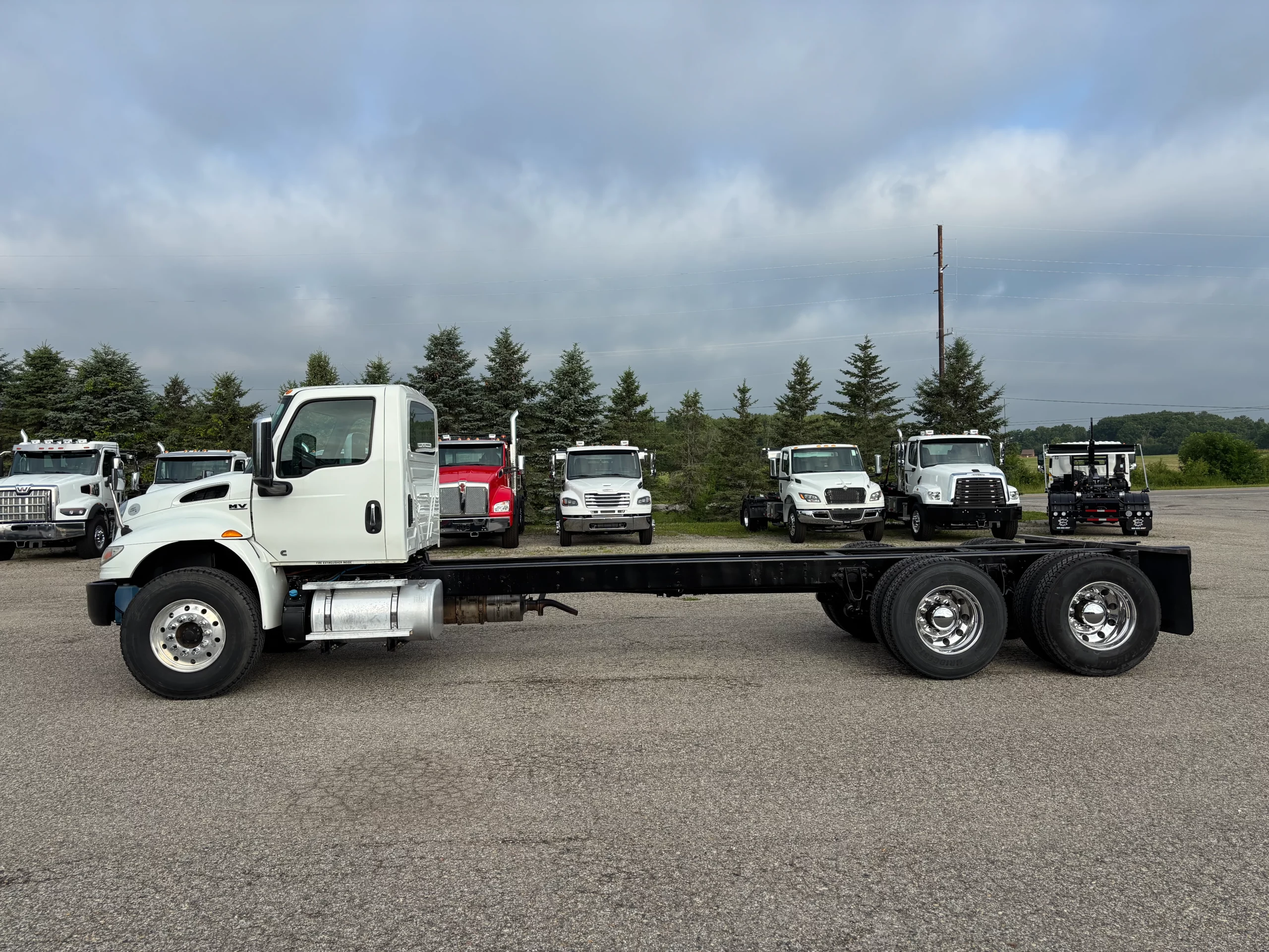 Used 2021 International Mv Hooklift Truck USED 2021 International MV Hooklift Truck - image 5 of 6