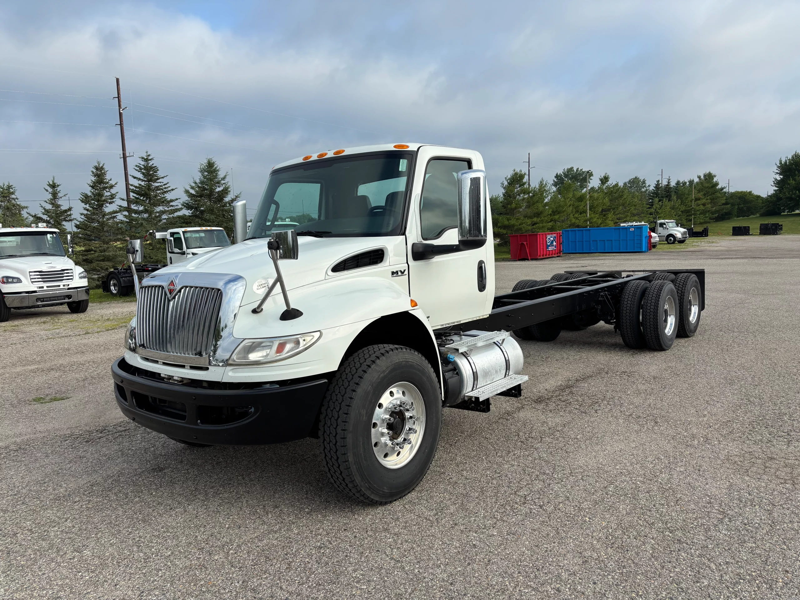 Used 2021 International Mv Hooklift Truck USED 2021 International MV Hooklift Truck - image 1 of 6