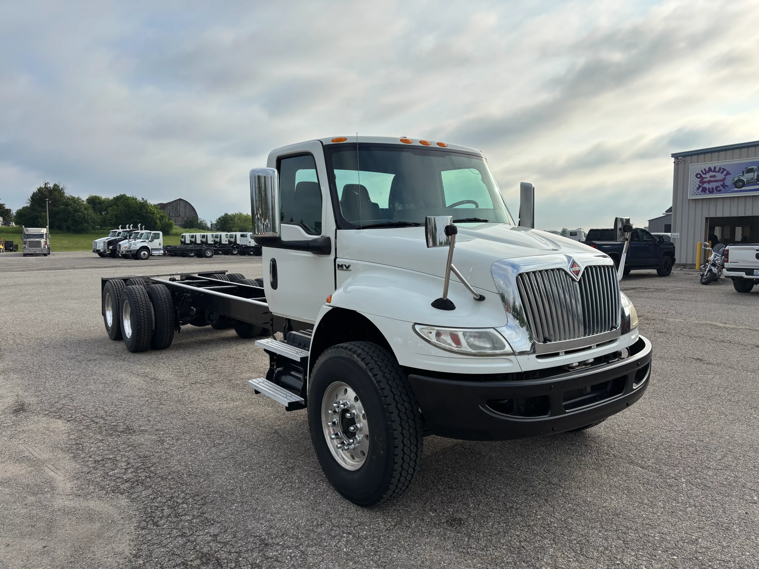 Used 2021 International Mv Hooklift Truck USED 2021 International MV Hooklift Truck - image 3 of 6