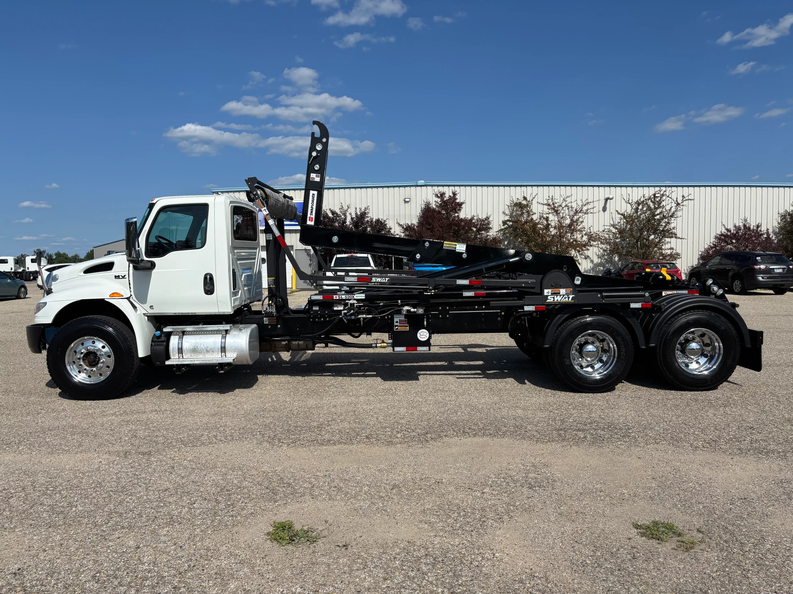 Used 2021 International Mv Hooklift Truck USED 2021 International MV Hooklift Truck - image 5 of 6